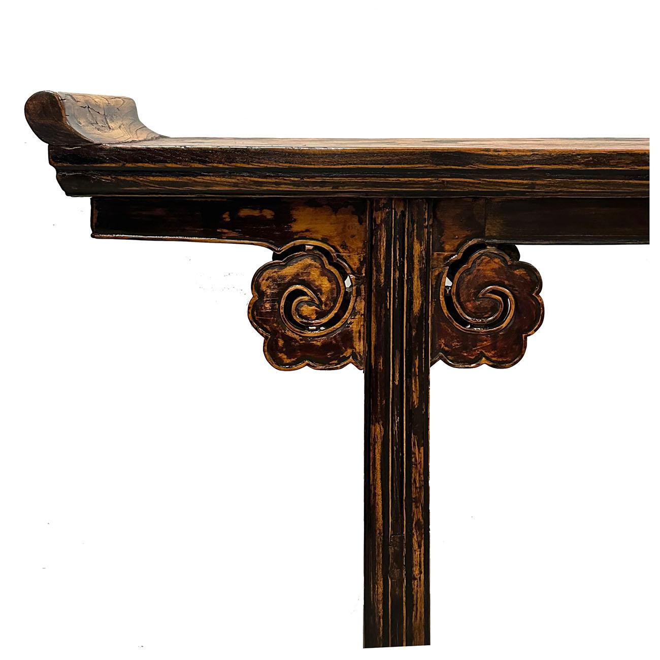 Antiker chinesischer offener geschnitzter Altartisch/Sofa-Tisch/Konsole aus dem 19. Jahrhundert (Handgeschnitzt) im Angebot