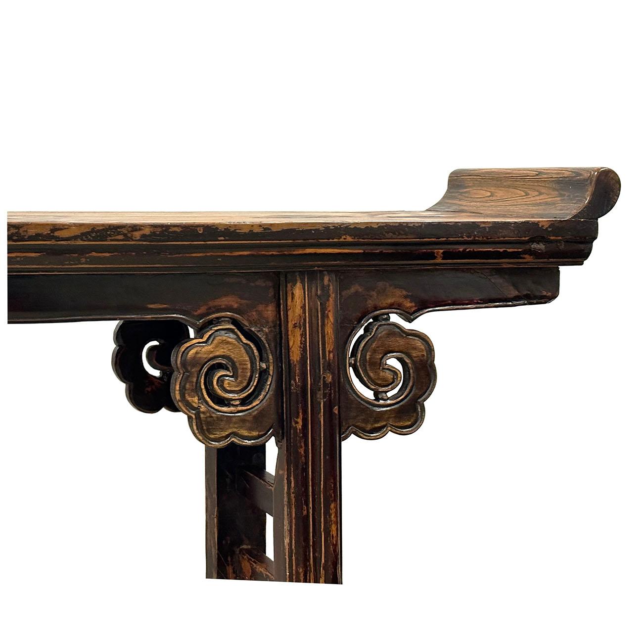 Antiker chinesischer offener geschnitzter Altartisch/Sofa-Tisch/Konsole aus dem 19. Jahrhundert (Holz) im Angebot