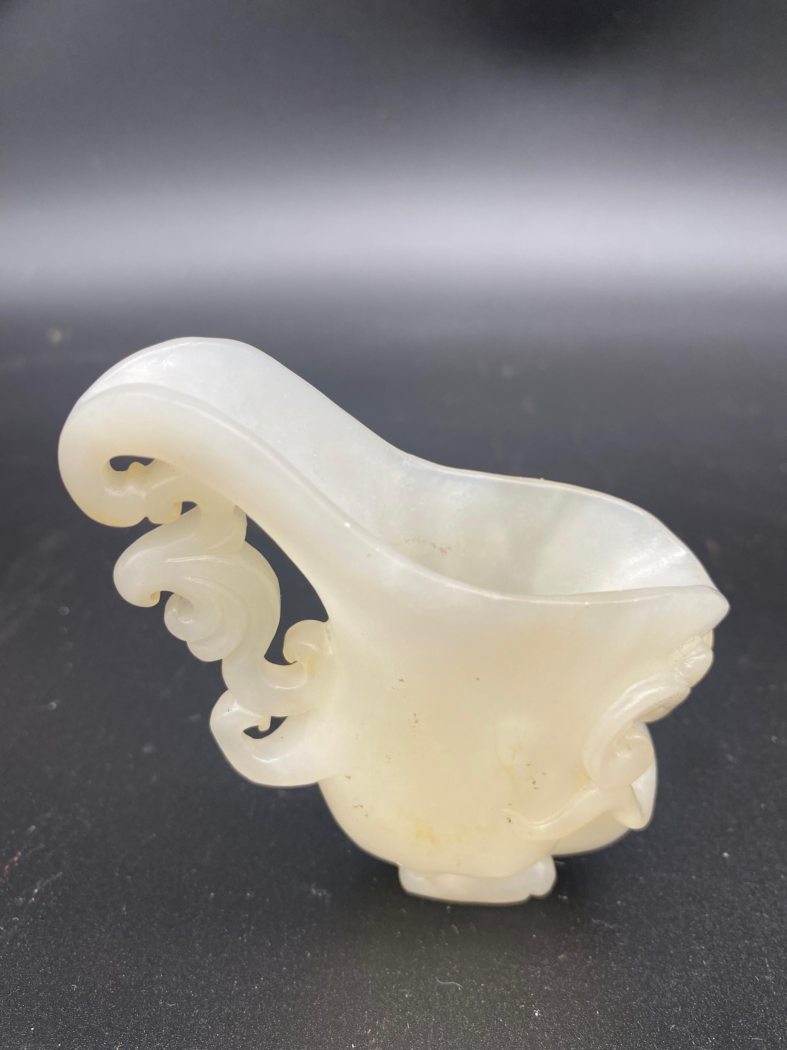 Antique 19th century Chinese small jade libation cup carving with Chi dragon, decorated in the form of a flower
Size: 3.5” x 3” x 1”.