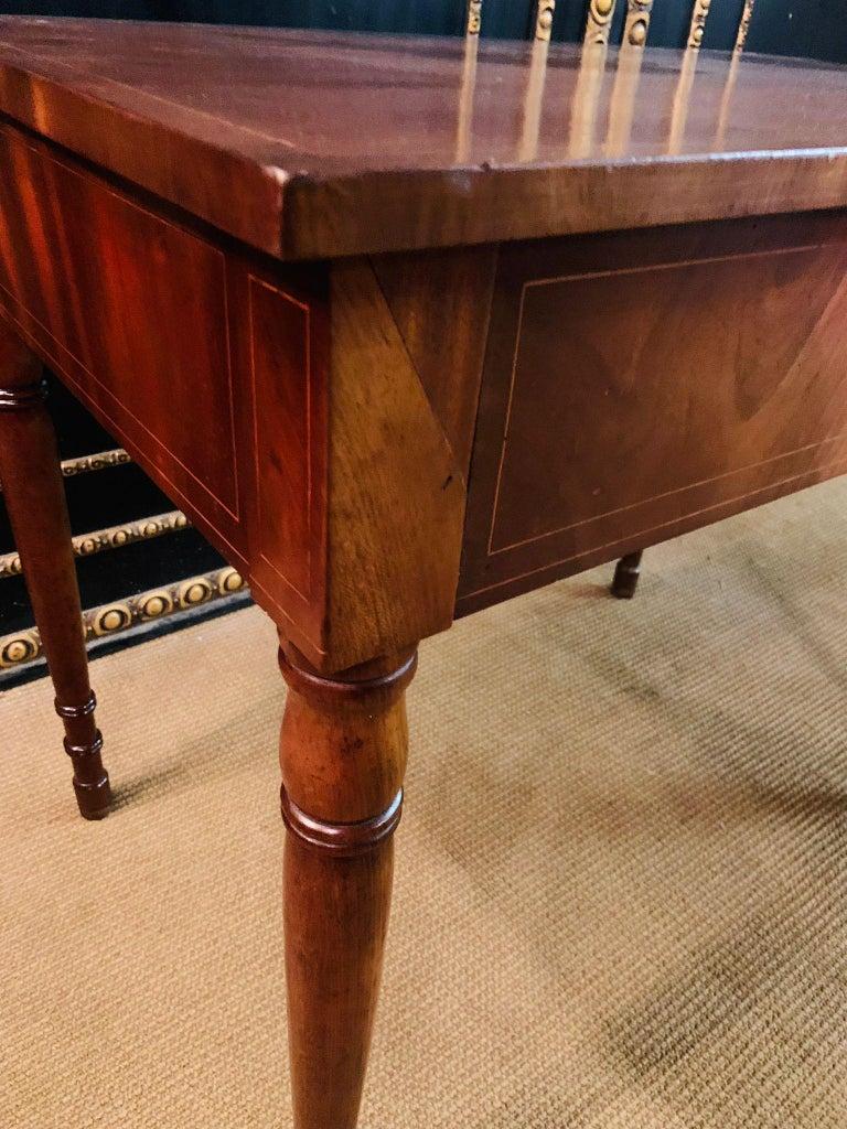 Scrivania classica Biedermeier del XIX secolo con intarsi del 1840 circa in vendita 1