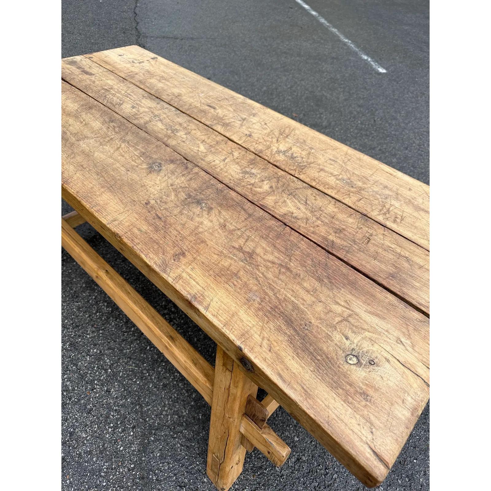 Cette table basse du 19e siècle est à la fois simple et belle ! Cette pièce a été utilisée à l'origine comme table de boucher et a été réduite à la taille d'une table basse. Les années d'utilisation ont créé une belle patine ainsi que des détails