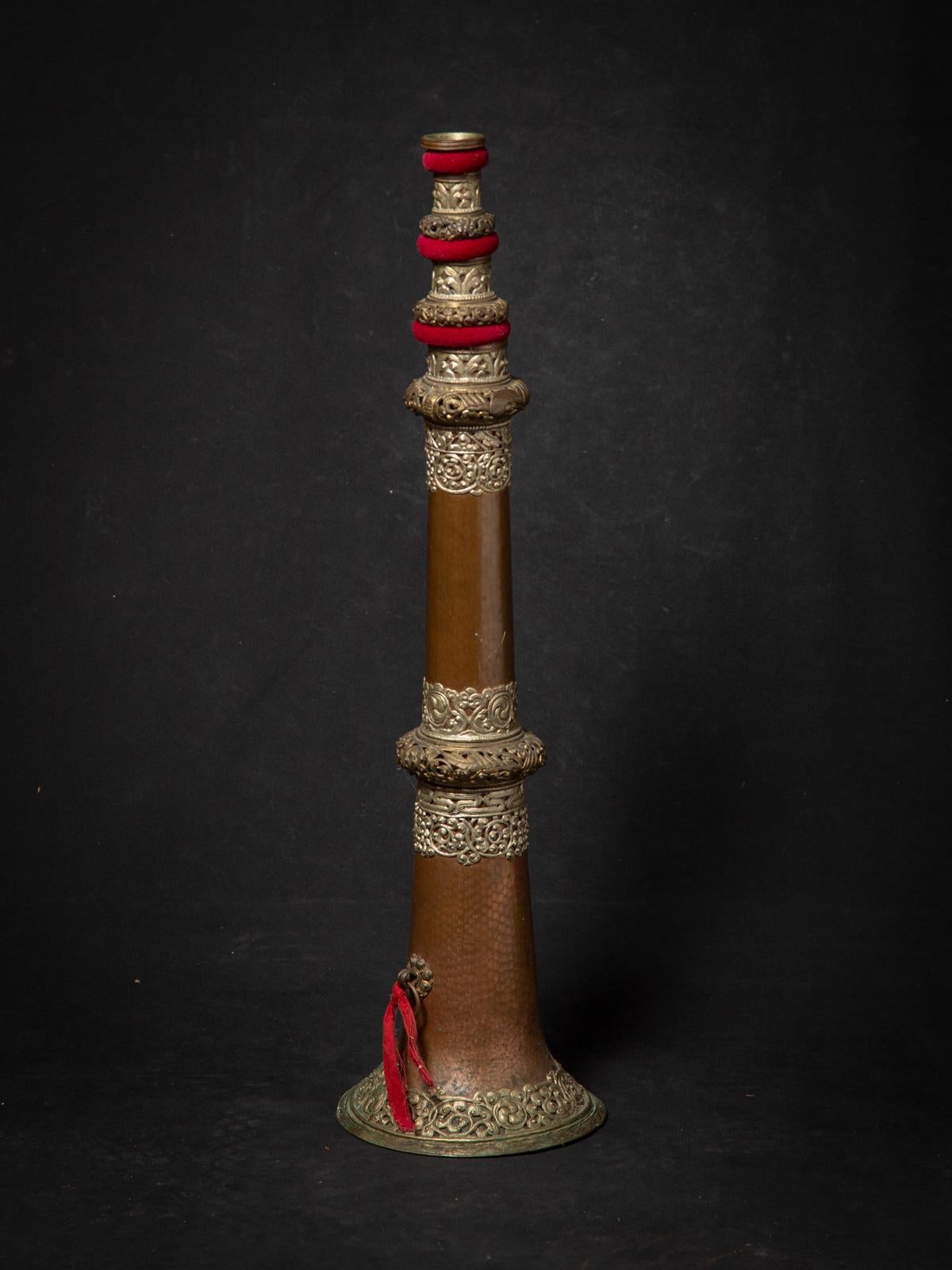 Dieses antike tibetische Horn aus Kupfer, bekannt als Dungchen, ist ein faszinierendes und authentisches rituelles Instrument, das in tibetisch-buddhistischen Zeremonien verwendet wird. Das aus Kupfer gefertigte Horn misst im ausgefahrenen Zustand