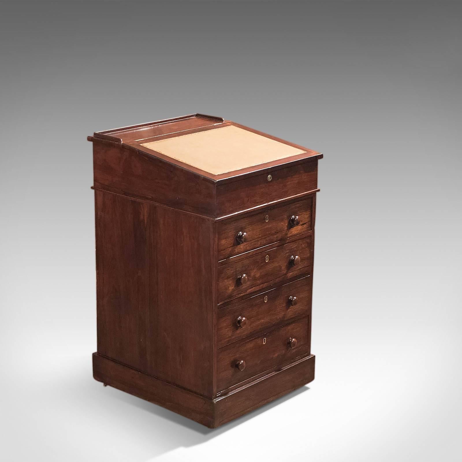 Si tratta di un antico Davenport vittoriano risalente alla metà del XIX secolo, circa 1850.

Grazie alle rotelle originali in ottone sotto la base a zoccolo, questo Davenport beneficia dell'insolita caratteristica di un piano girevole che permette