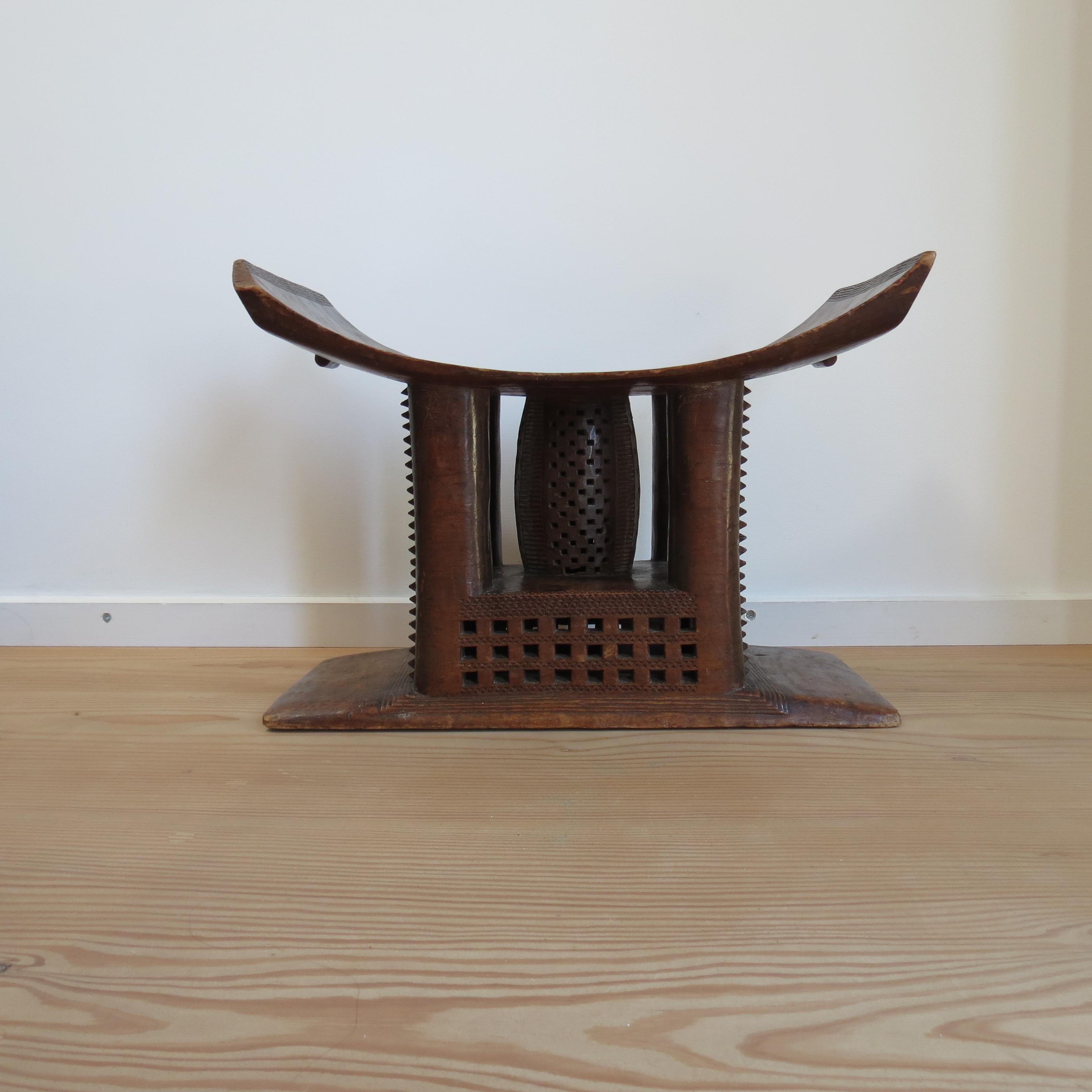 Merveilleux tabouret Ashanti ancien, du Ghana, Afrique de l'Ouest. 
Cette pièce date du 19e siècle et a pris une couleur et une patine merveilleuses au fil du temps. 
Tabouret féminin, censé contenir l'âme du propriétaire qui s'y assoit. 
Les