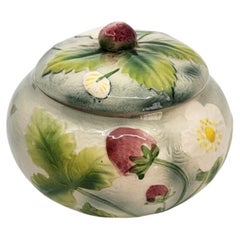 Boite en faïence barbotine Saint Clément décor Fraise et fleurs Francaise XIXe