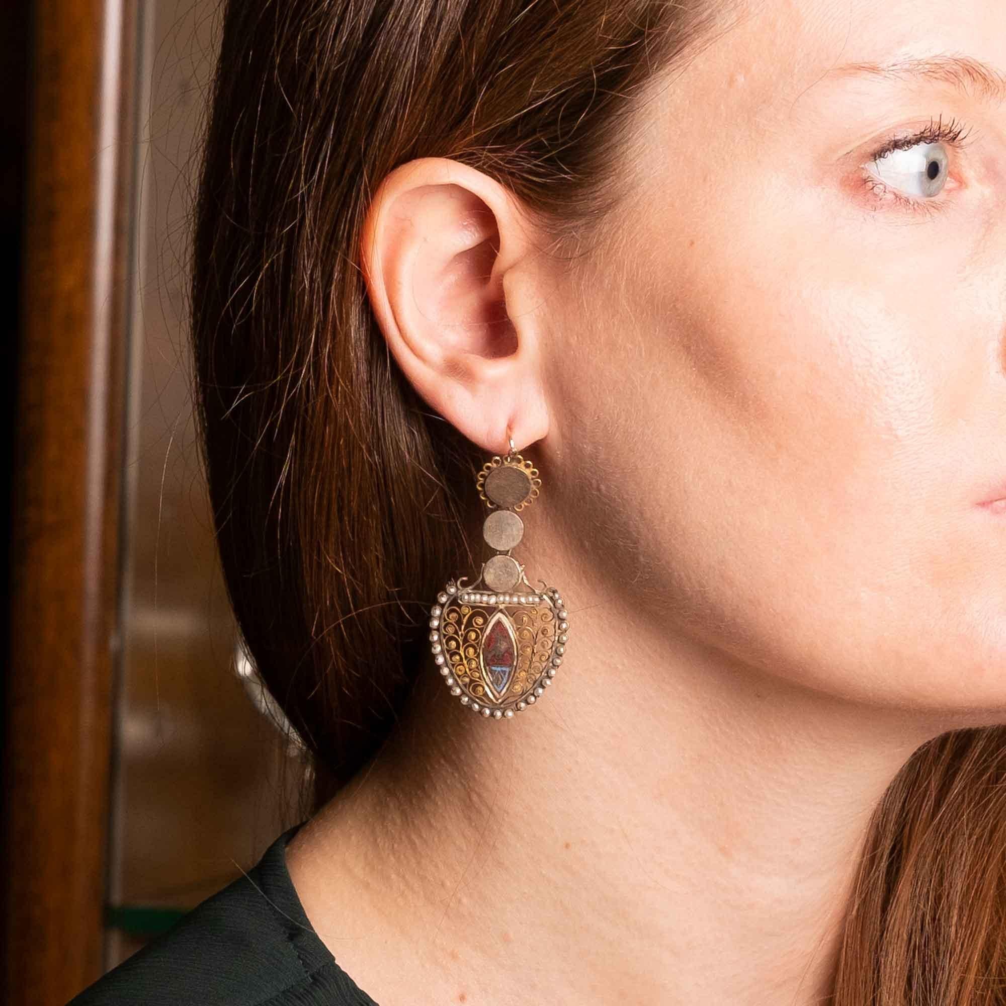 Raros y refinados pendientes antiguos de los Abruzos, Italia, que datan del siglo XIX. Realizados en oro con delicada filigrana, están adornados con perlas naturales y esmalte policromado (presenta pequeños desperfectos y pequeñas pérdidas propias