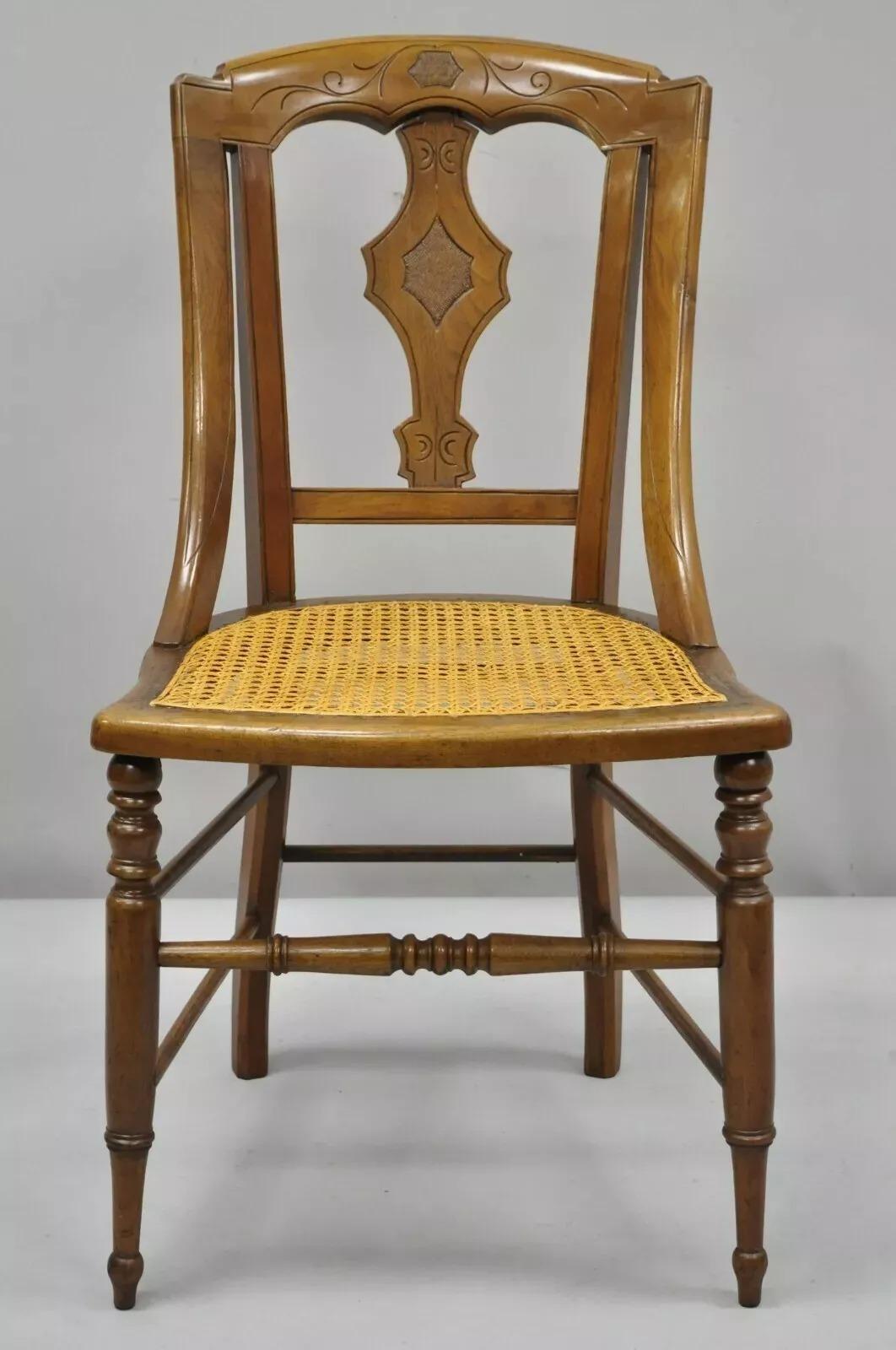 Sedia da pranzo antica Eastlake Victorian in noce intagliato del XIX secolo (A). L'articolo presenta gambe intagliate a tornio, seduta in canna, schienale curvo e intagliato, un oggetto antico molto bello. Circa 19° secolo. Misure: 35,5