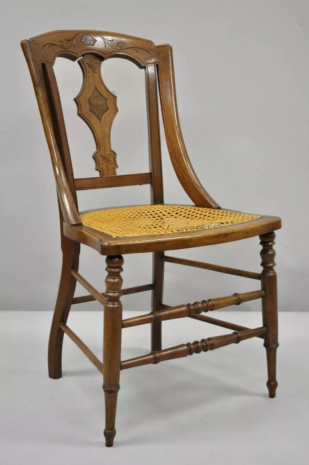 19ème siècle Antique Eastlake Victorian Carved Walnut Dining Cane Side Chair (B). L'objet présente des pieds sculptés, un siège en rotin, un dossier incurvé et sculpté, un très bel objet ancien. CIRCA. Fin du 19e siècle. Dimensions : 35.5
