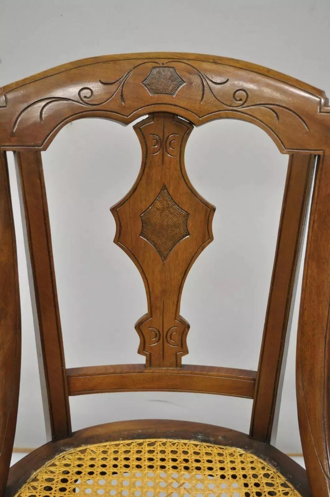 Victorien 19ème siècle Antique Eastlake Victorian Carved Walnut Cane Dining Side Chair (B) en vente