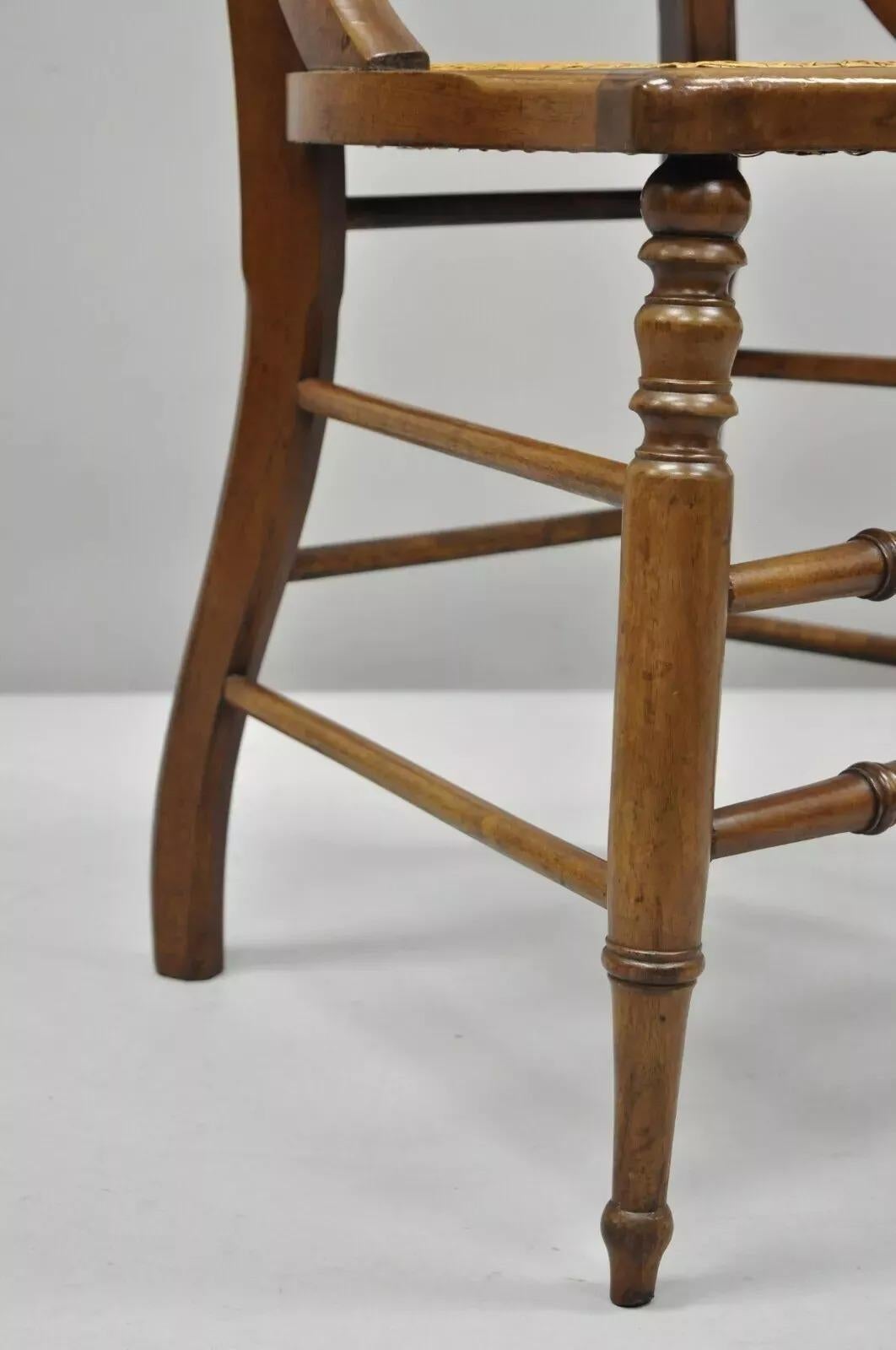 Inconnu 19ème siècle Antique Eastlake Victorian Carved Walnut Cane Dining Side Chair (B) en vente
