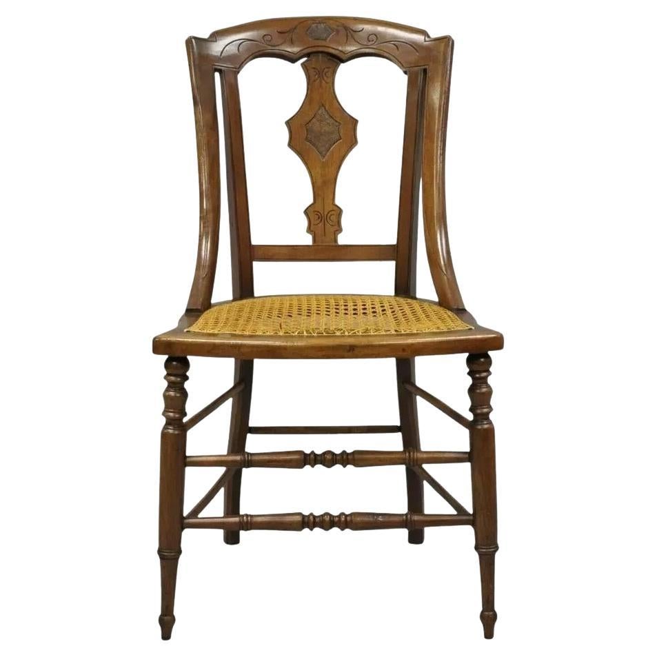 Silla auxiliar de comedor antigua de nogal tallado victoriano Eastlake del siglo XIX (B)