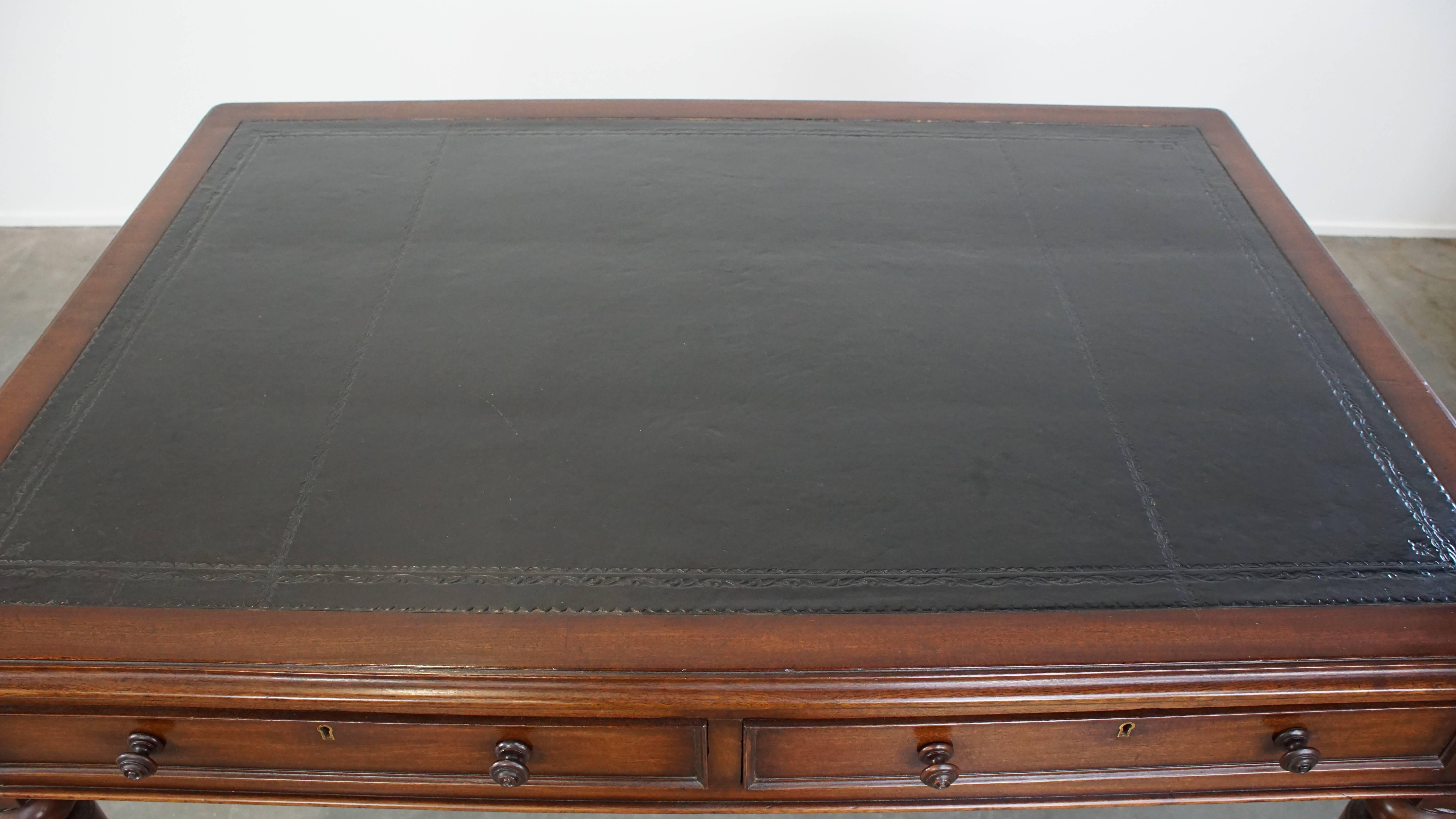 19th-Century Antique English Writing Desk with Black Leather Top For Sale 5