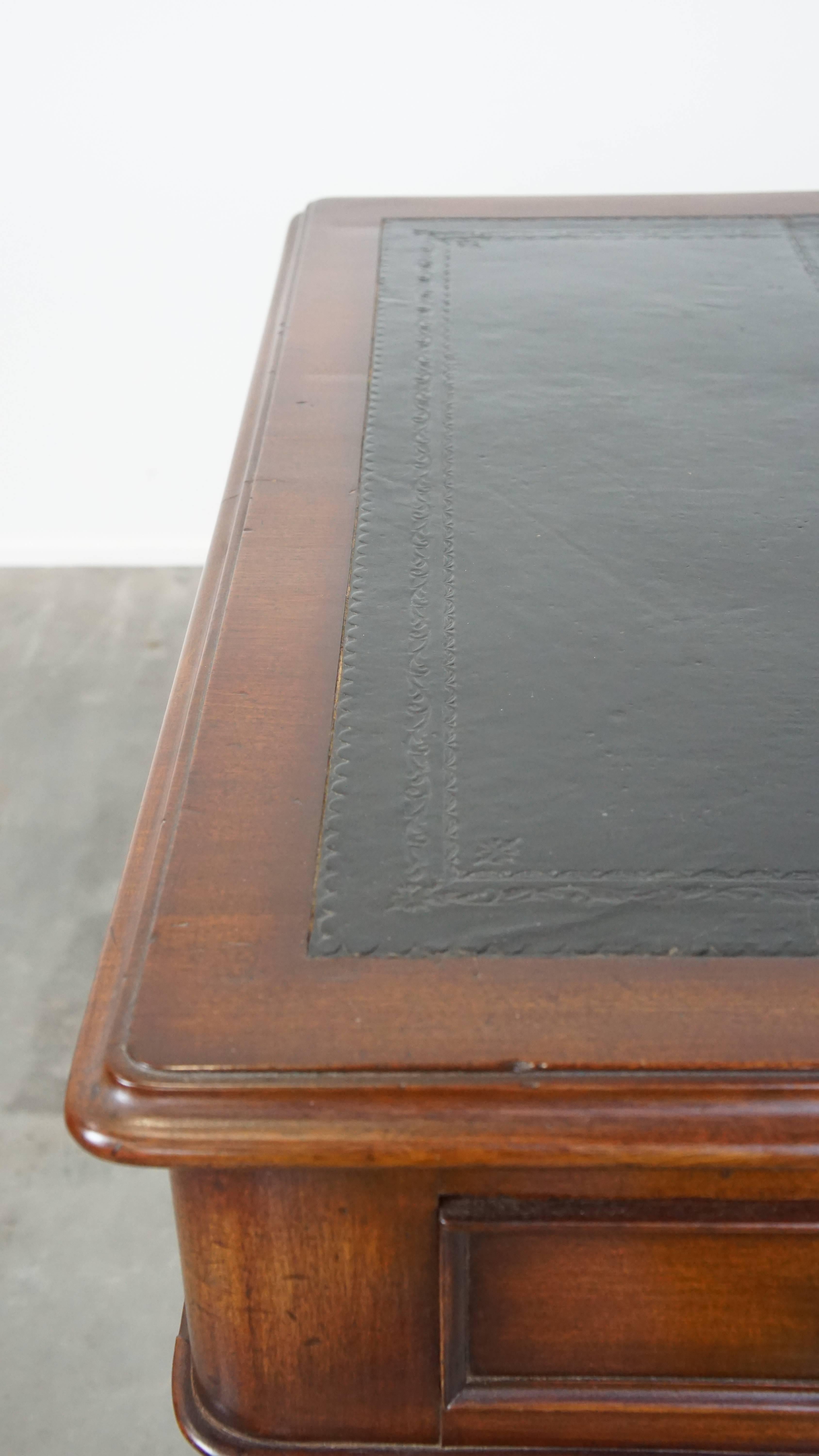 19th-Century Antique English Writing Desk with Black Leather Top For Sale 7