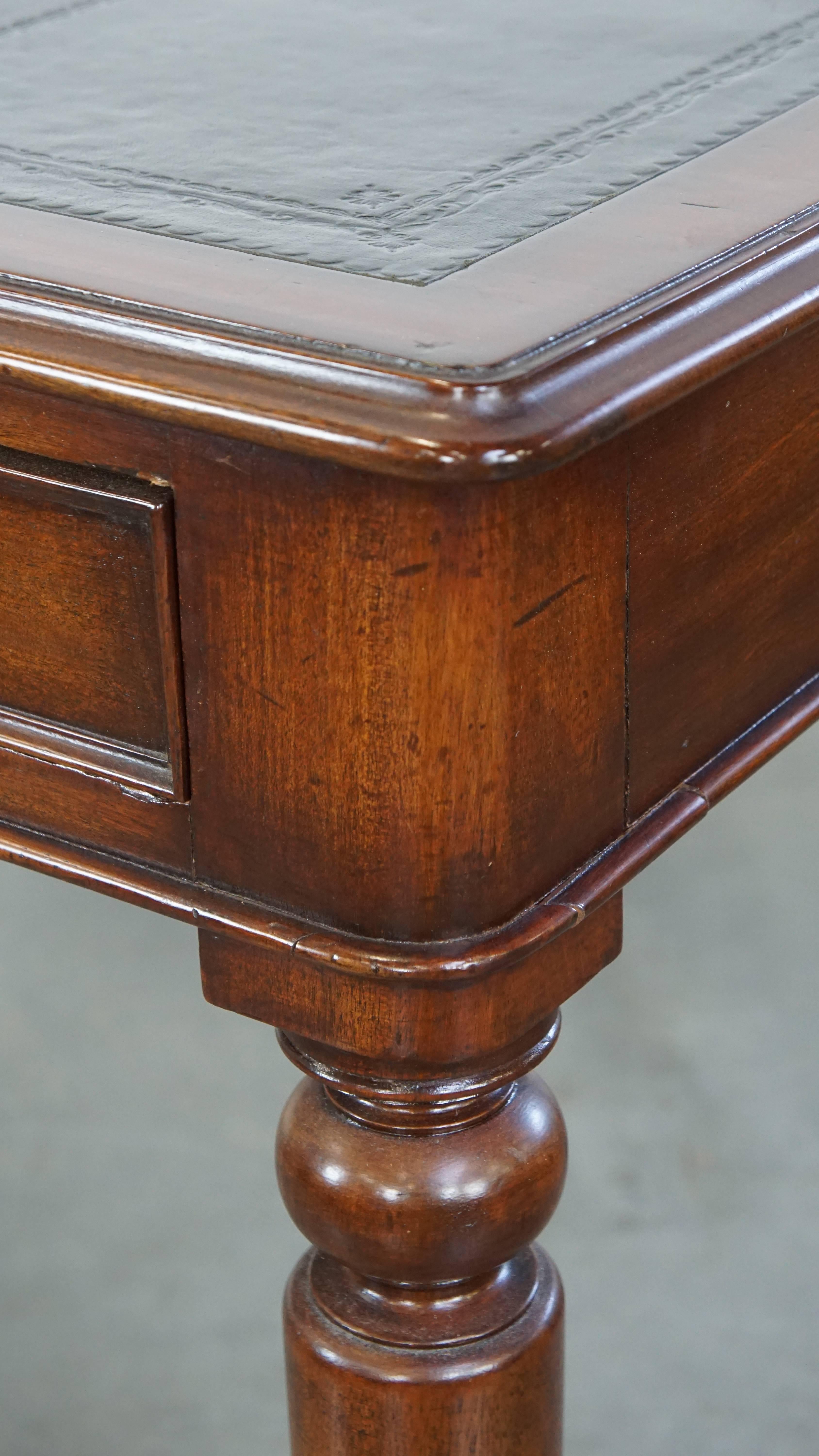 19th Century 19th-Century Antique English Writing Desk with Black Leather Top For Sale