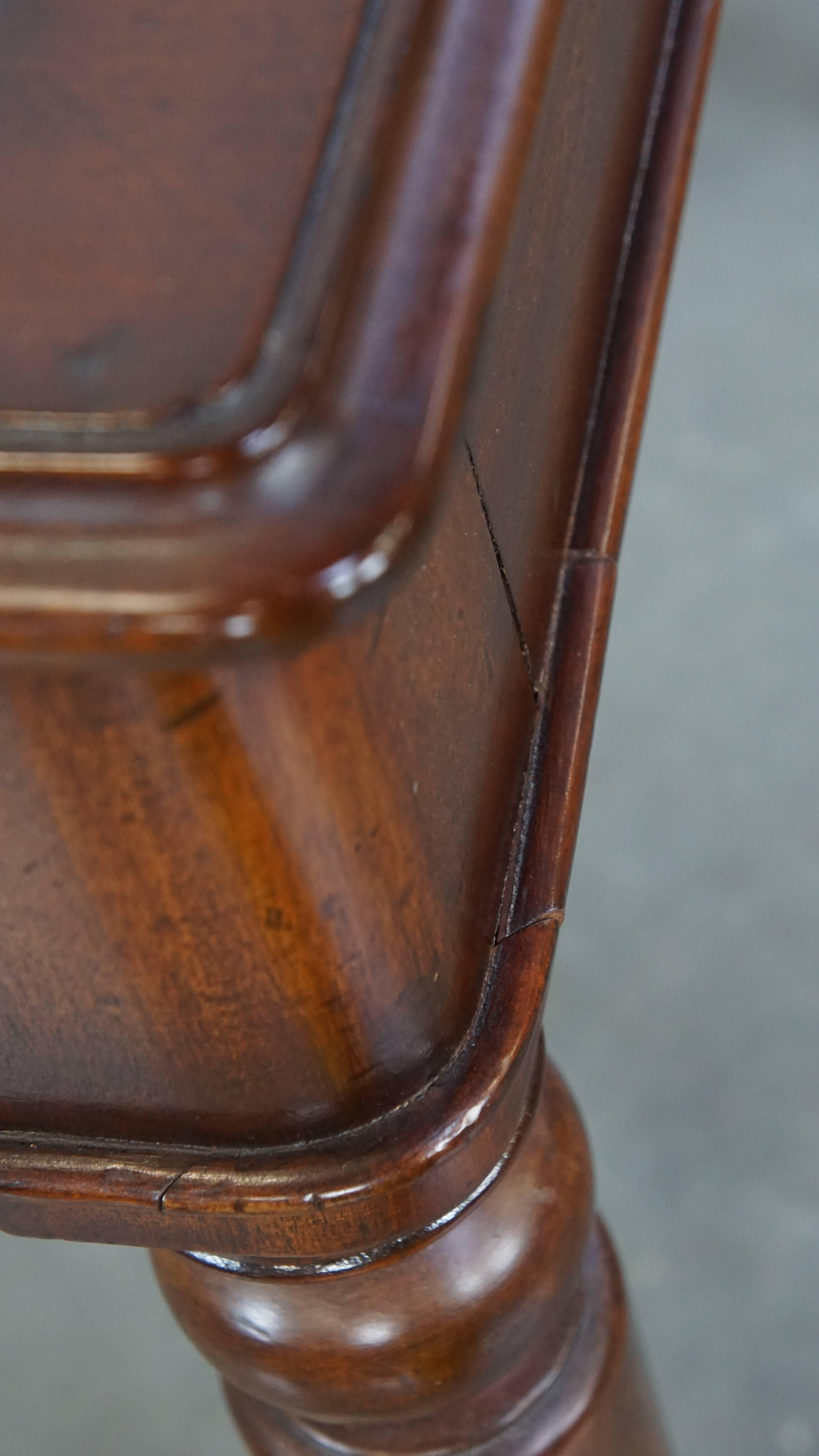19th-Century Antique English Writing Desk with Black Leather Top For Sale 1