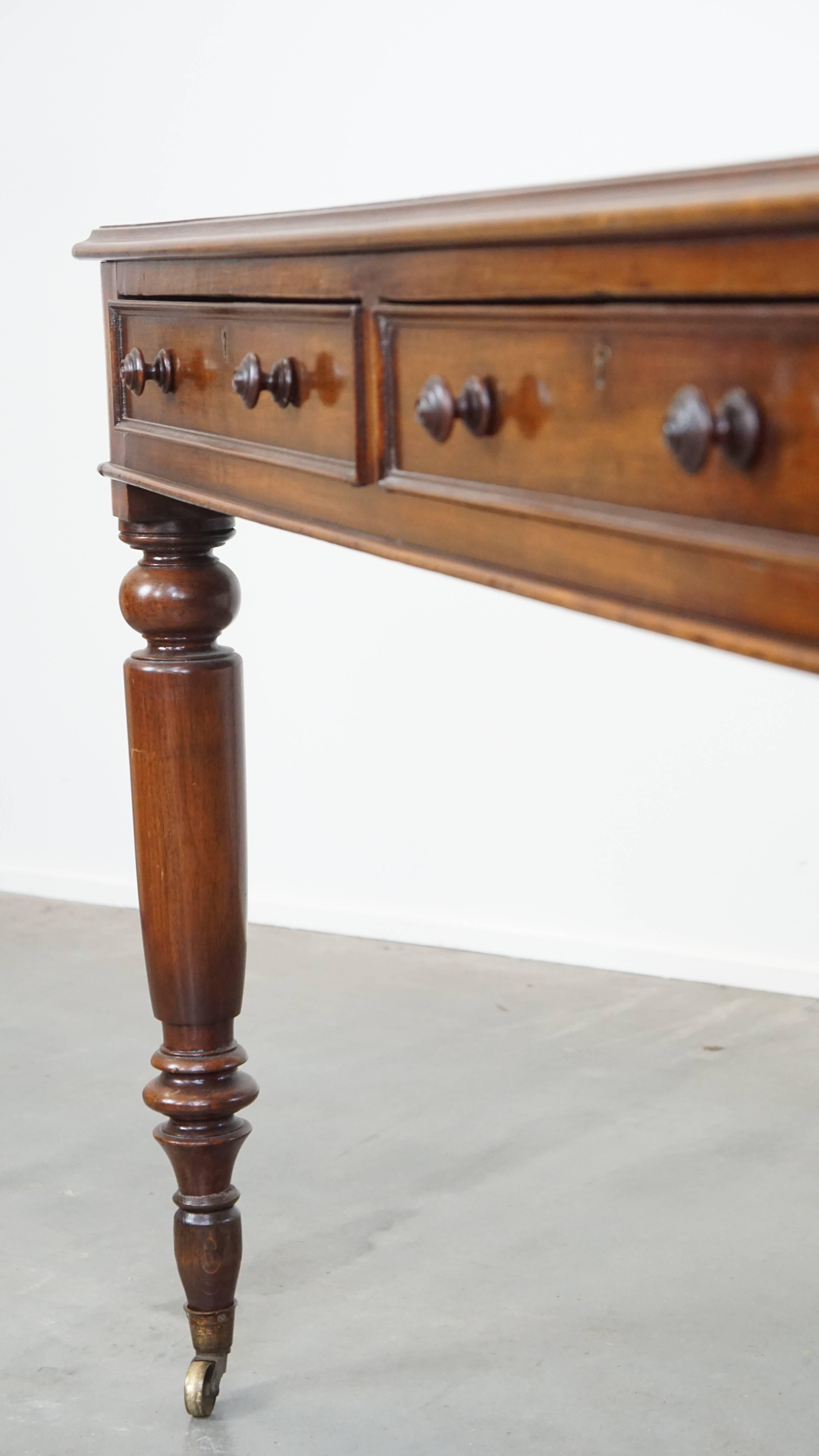 19th-Century Antique English Writing Desk with Black Leather Top For Sale 2