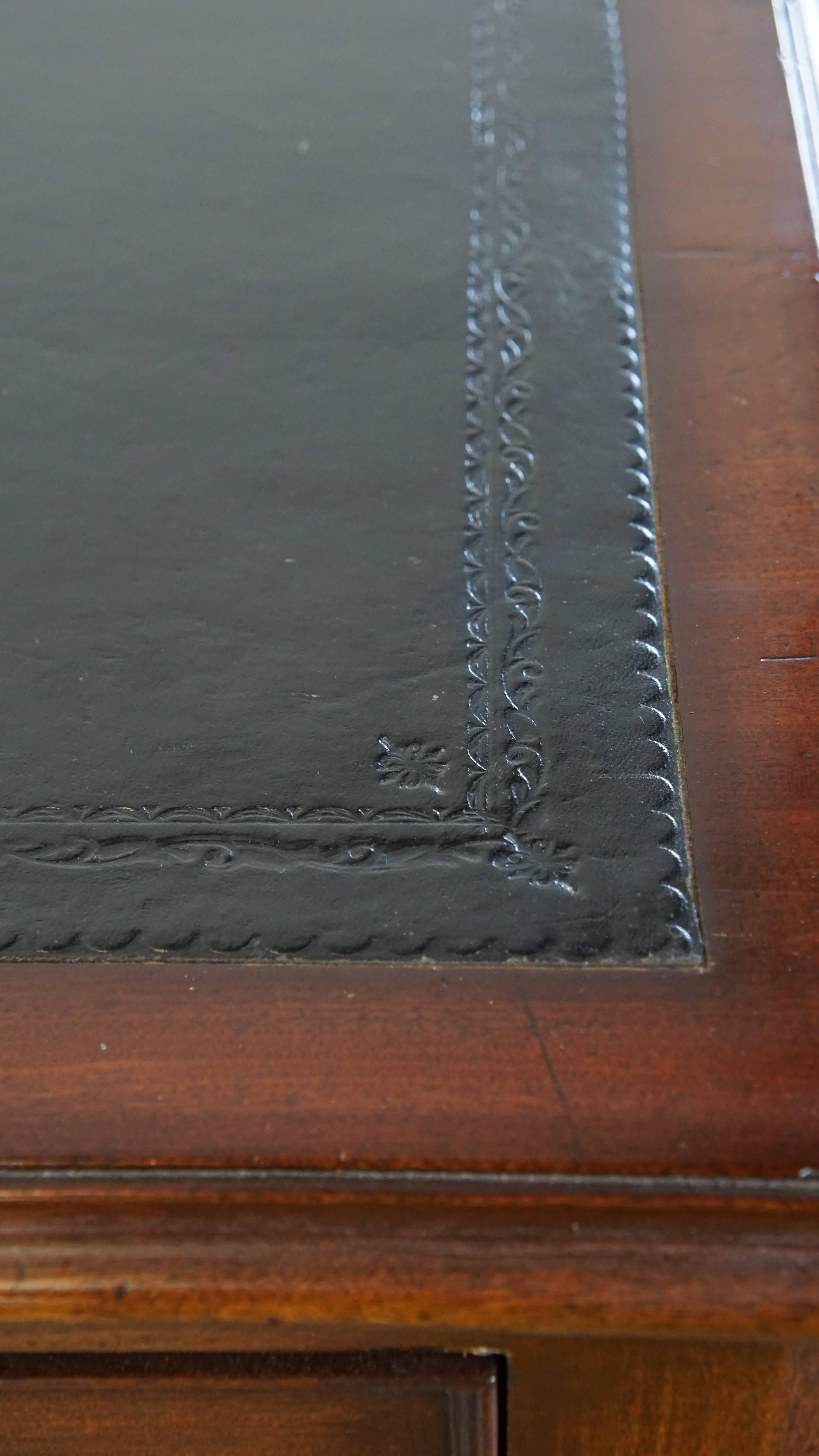 19th-Century Antique English Writing Desk with Black Leather Top For Sale 3