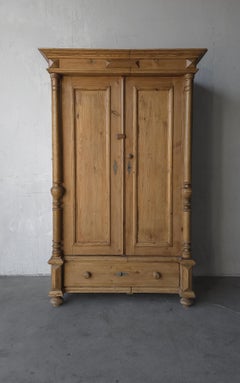 Armadio antico in pino europeo del 19° secolo