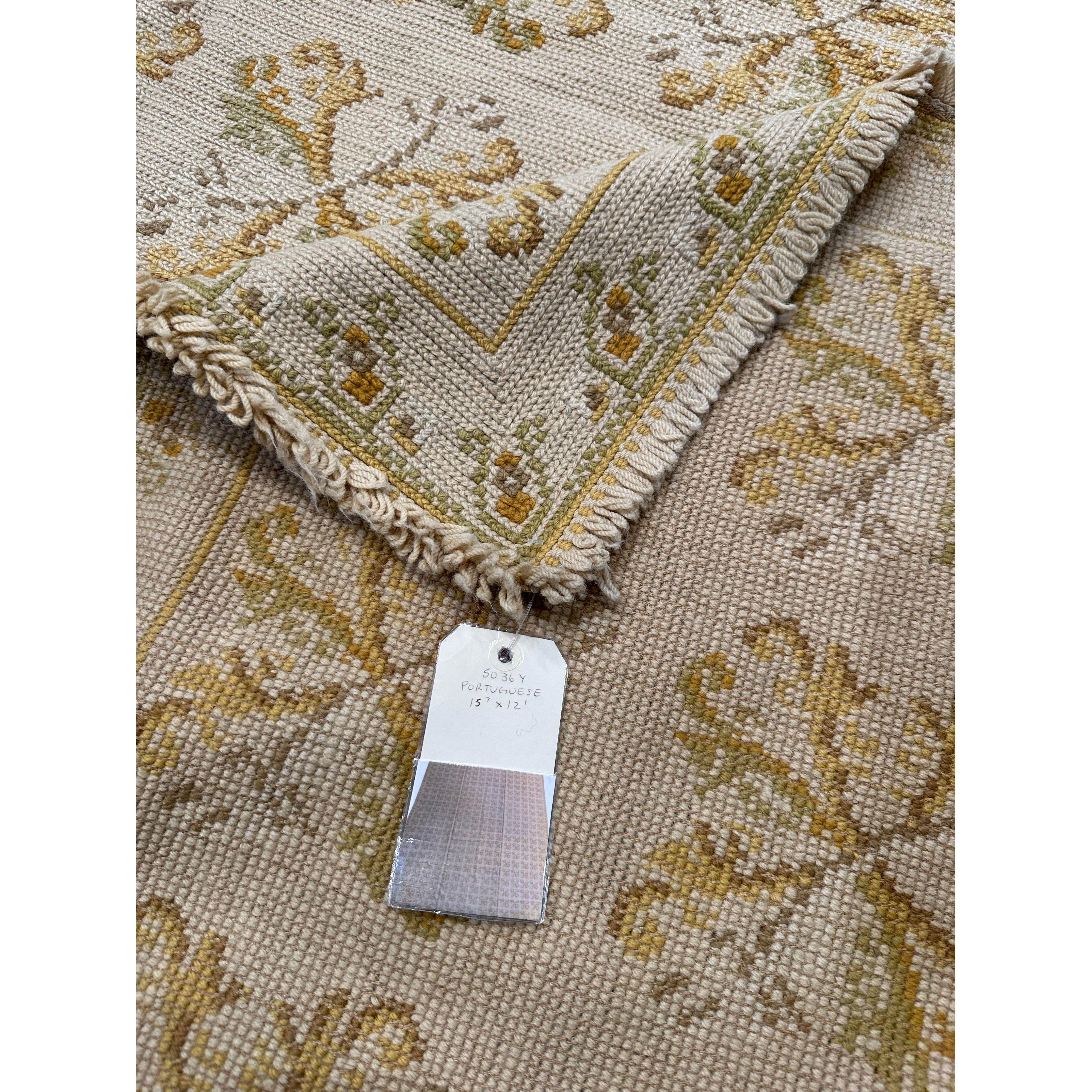 La durabilité de la tapisserie à l'aiguille permet de créer des tapis et des revêtements de sol. La tradition de la création de tapis à l'aiguille au Portugal a une histoire fascinante qui commence en 1492 avec la reine Isabelle d'Espagne. À la
