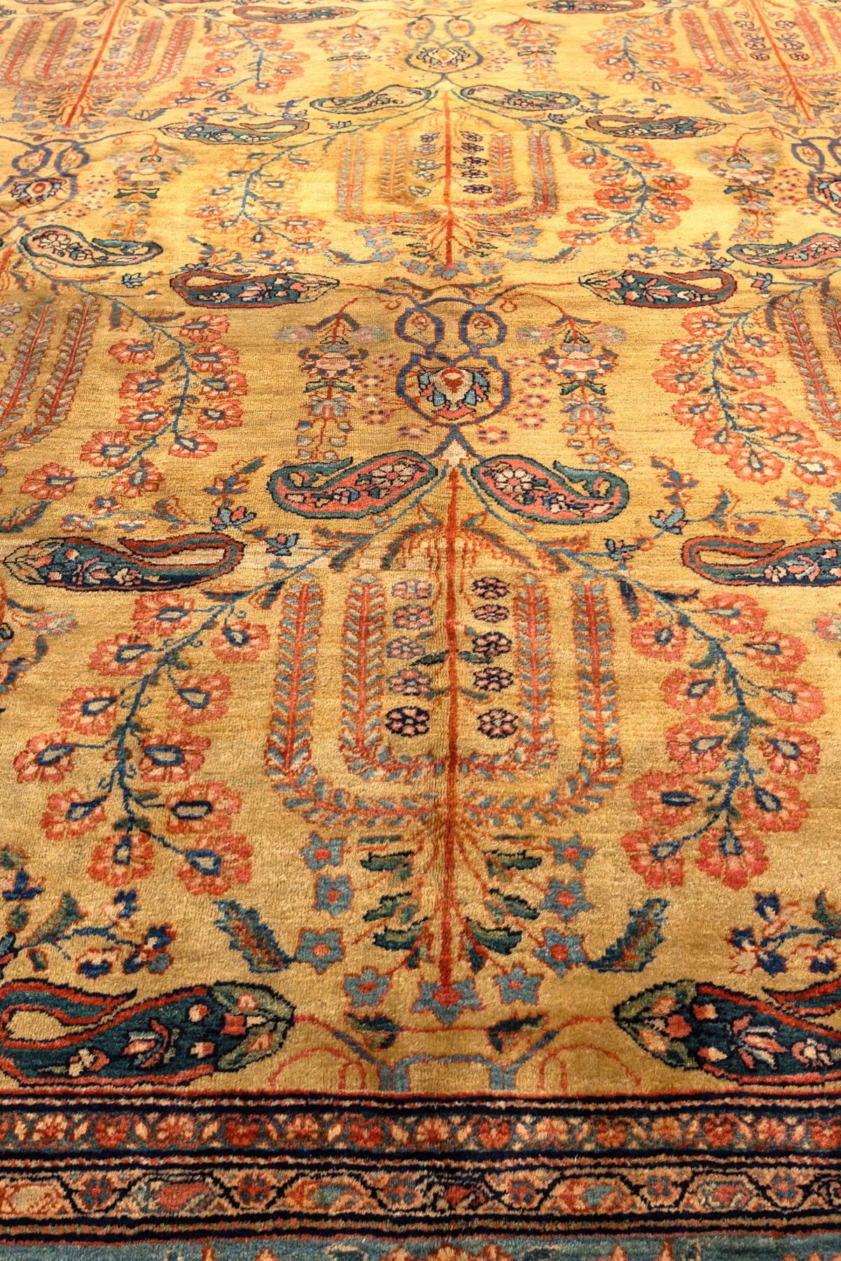 Farahan Sarouk - Westpersien

Dieser monumentale Teppich entstand während der Blütezeit des Zweiten Goldenen Zeitalters der Perserteppiche und wurde in einer der besten Werkstätten der jahrhundertealten Stadt Farahan gewebt, die für ihre prächtigen,