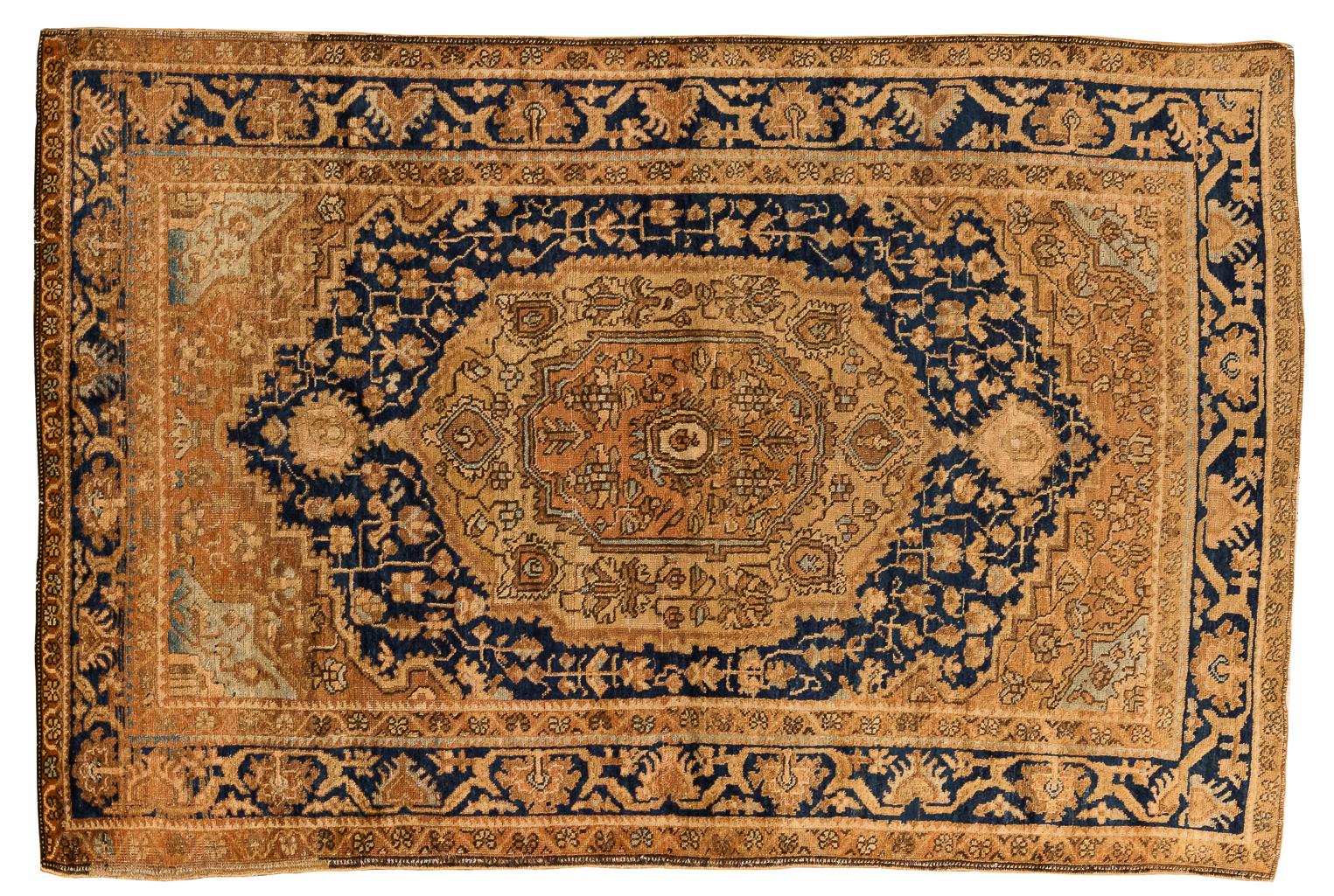 Ein Teppich im Farahan-Stil des 19. Jahrhunderts mit ikonischem Medaillon-Design

Dieser Teppich im Farahan-Stil aus dem 19. Jahrhundert vereint die raffinierte Kunstfertigkeit und strukturelle Harmonie, die dieses Design zu einem der berühmtesten