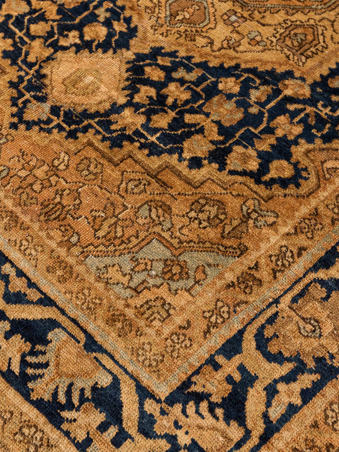 Antiker Farahan-Teppich des 19. Jahrhunderts in Gold und tiefblauer Wolle (Handgeknüpft) im Angebot