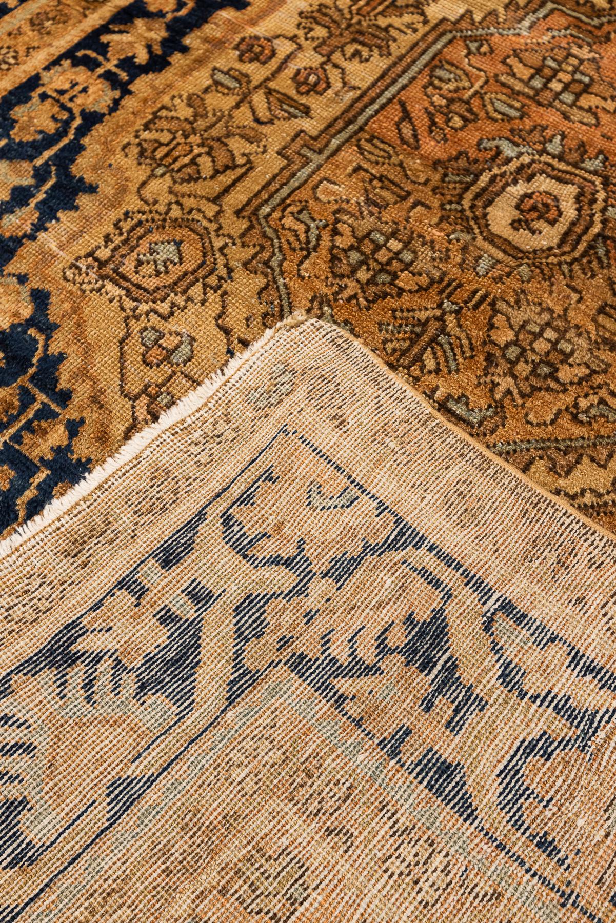 Antiker Farahan-Teppich des 19. Jahrhunderts in Gold und tiefblauer Wolle im Angebot 1