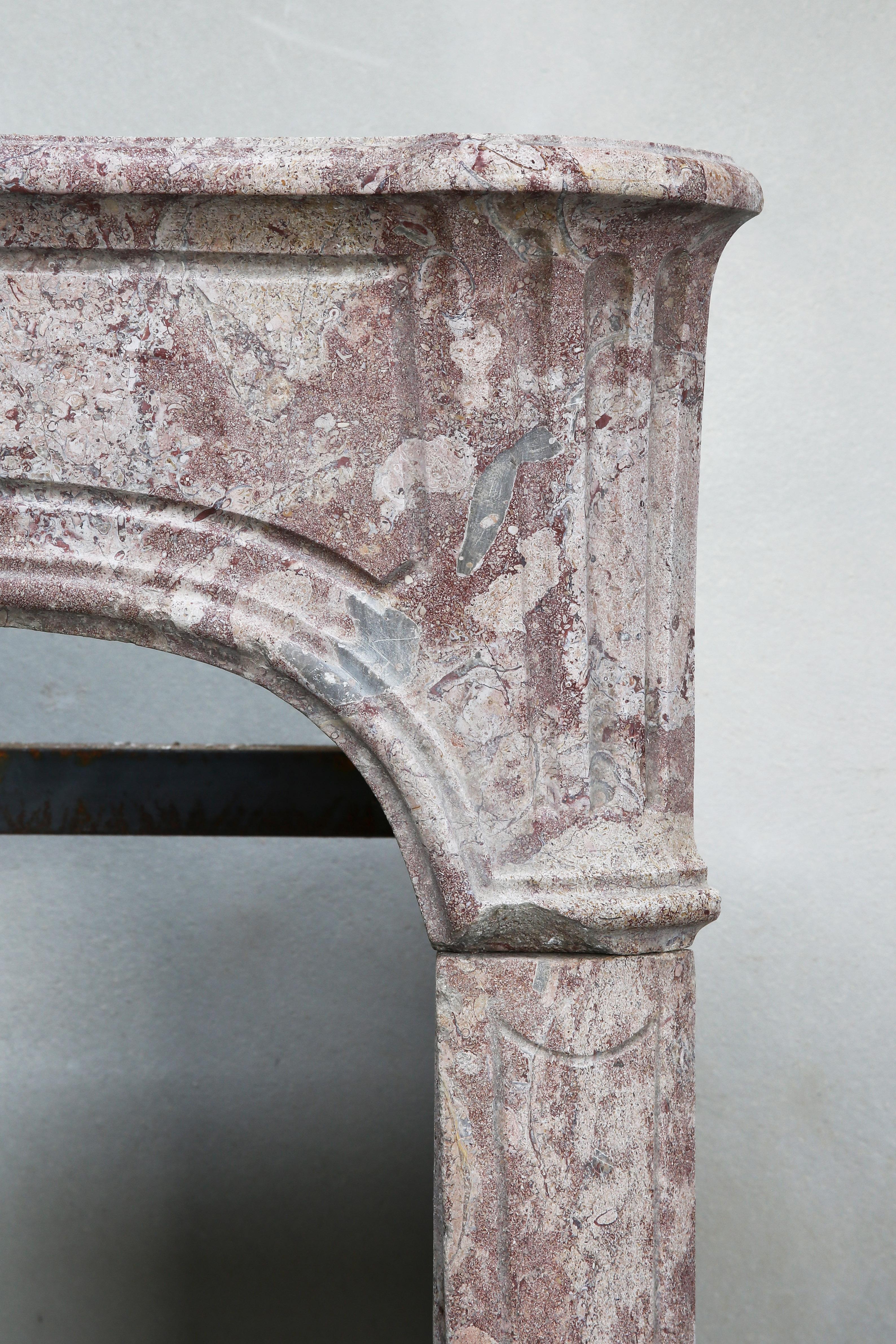Antiker Kamin aus dem 19. Jahrhundert im Stil von Louis XV. im Angebot 3