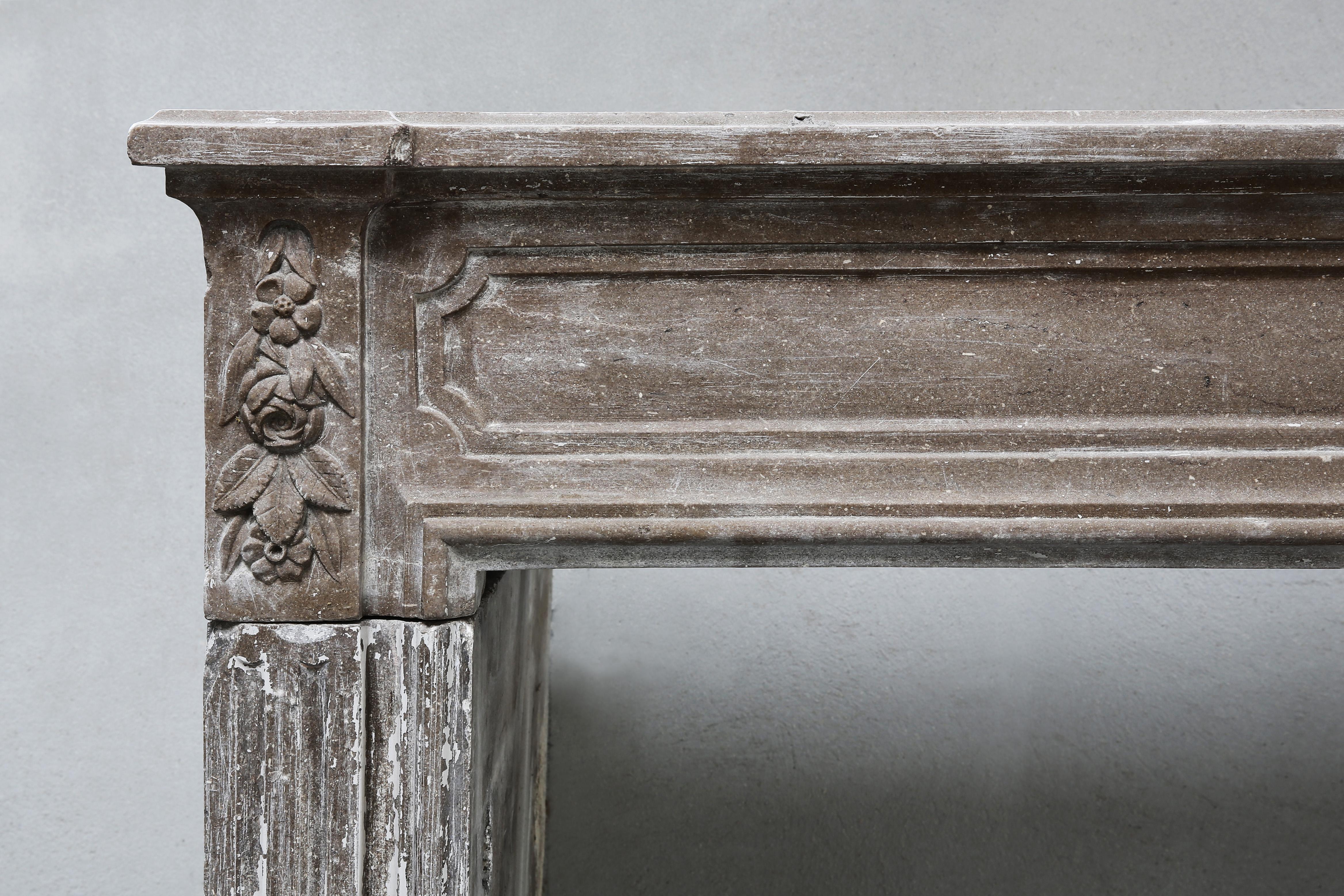 Antiker Kamin aus französischem Marmorstein aus dem 19. Jahrhundert im Zustand „Gut“ im Angebot in Made, NL