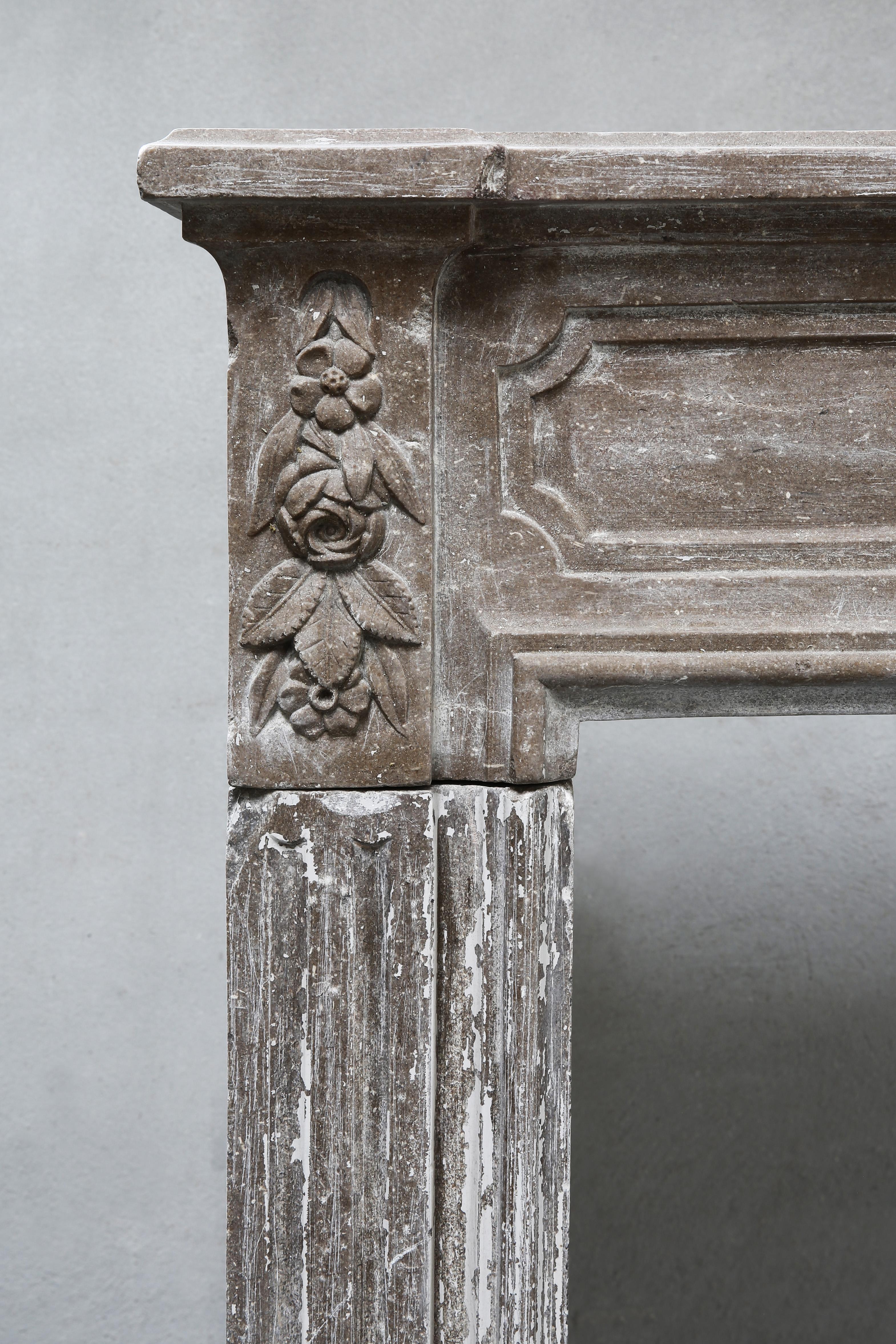 Antiker Kamin aus französischem Marmorstein aus dem 19. Jahrhundert im Angebot 3