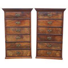 Tables de chevet en acajou flammé du 19e siècle Paire de commodes en acajou flammé