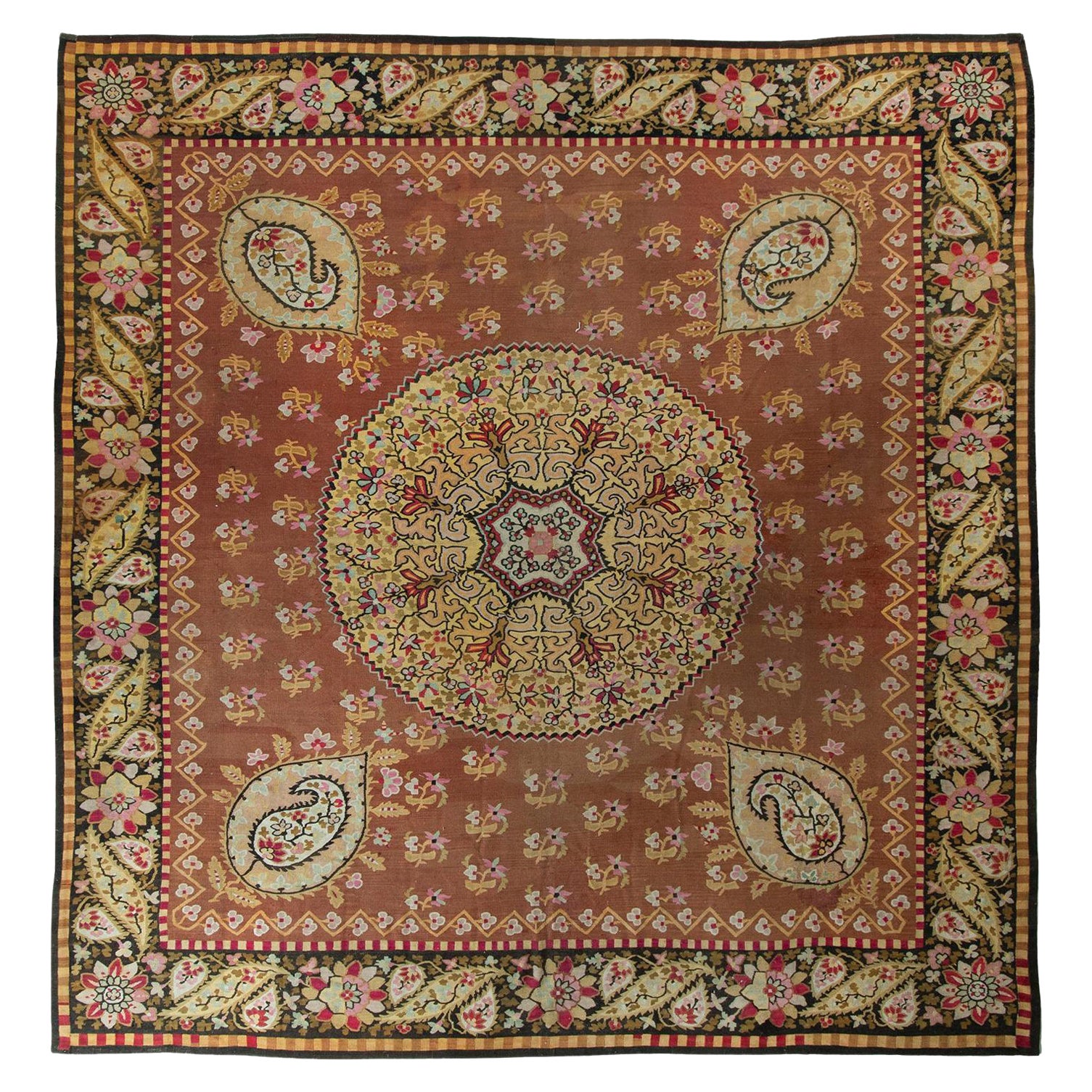 Tapis tissé à plat ancien du 19ème siècle, motif de médaillon marron et rose par Rug & Kilim en vente