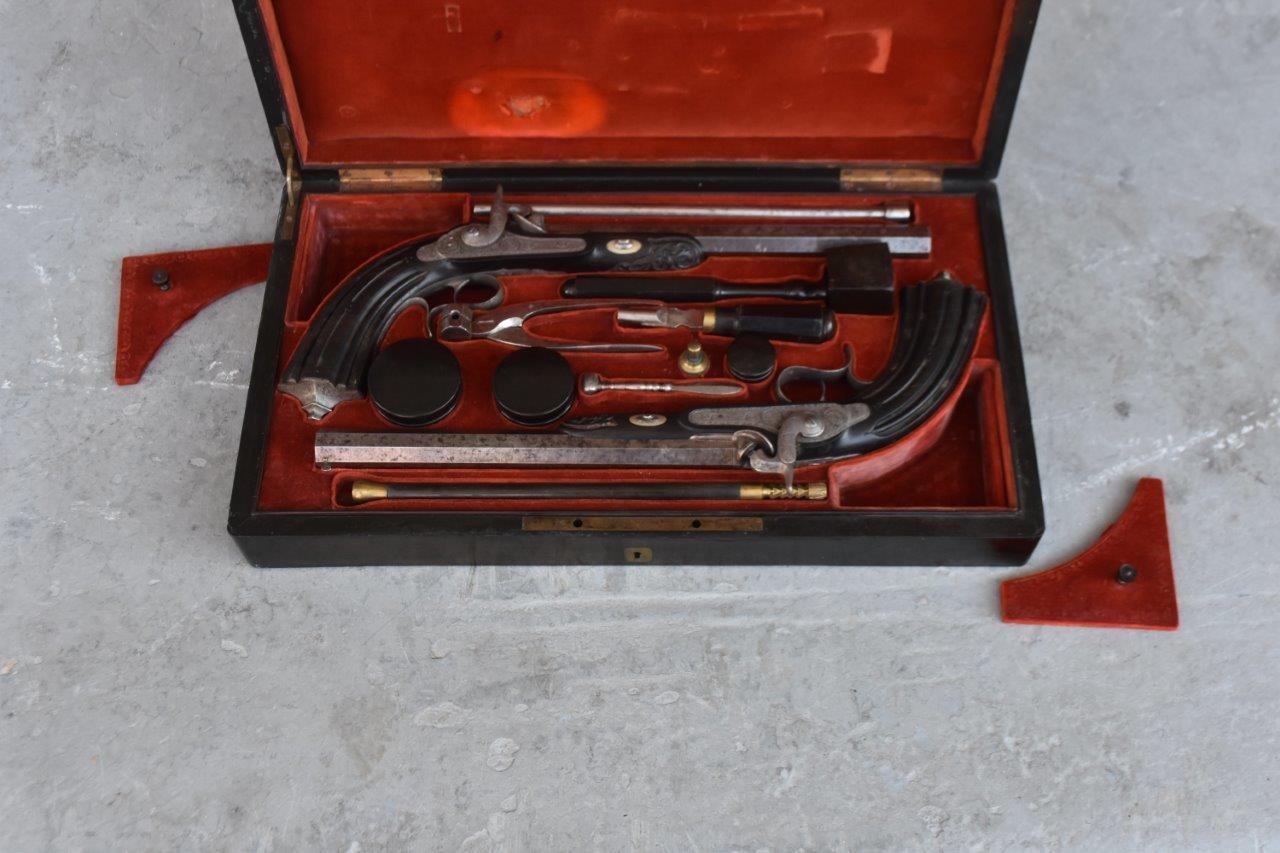 Antiker Flintlock- Pistolenschrank aus dem 19. Jahrhundert für Duelists (Französisch) im Angebot