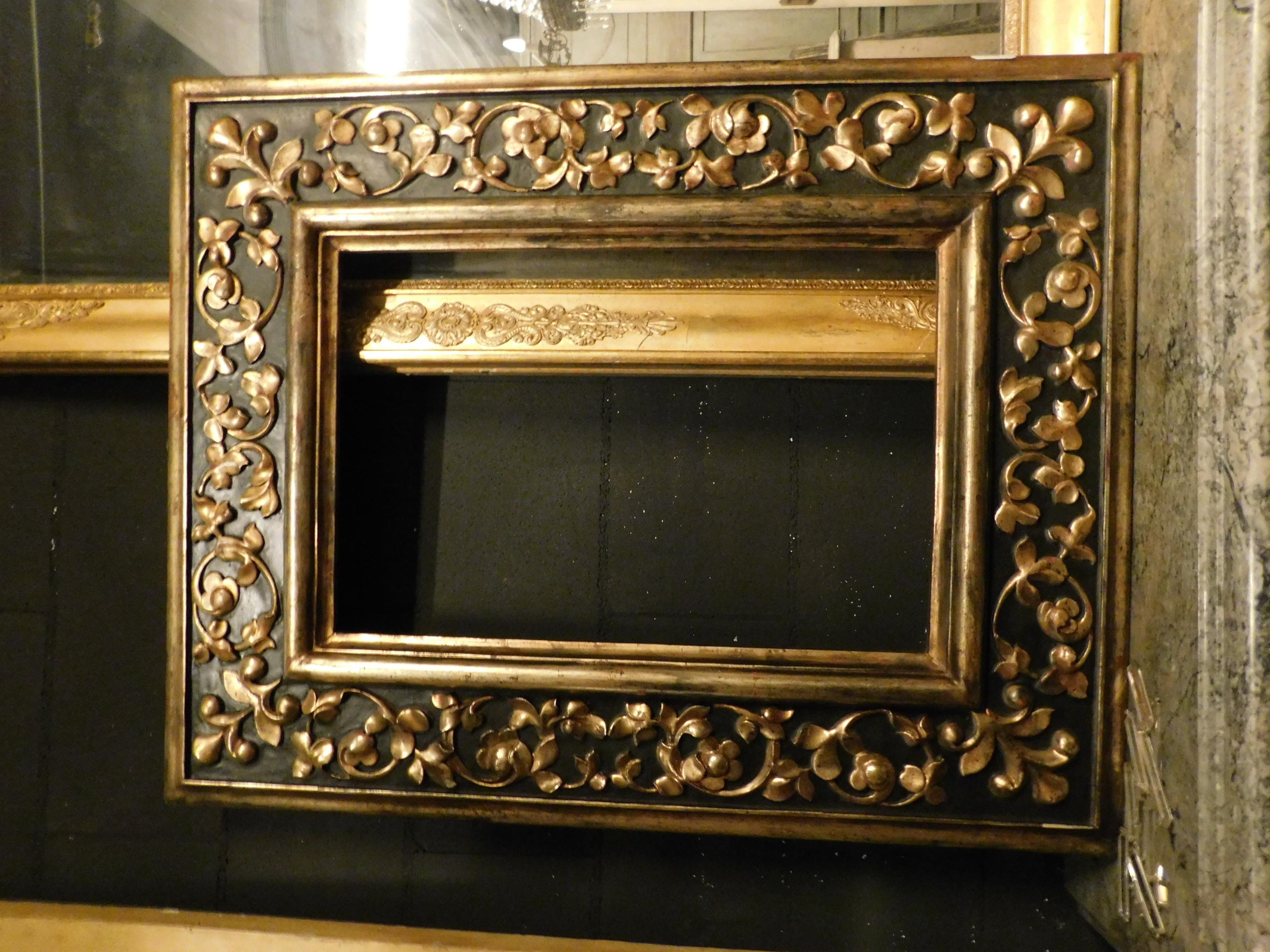 19th century hand carved gilded and wooden floral Italian frame, 1850s.

19th century antique frame carved and decorated with golden floral motifs, 1800.