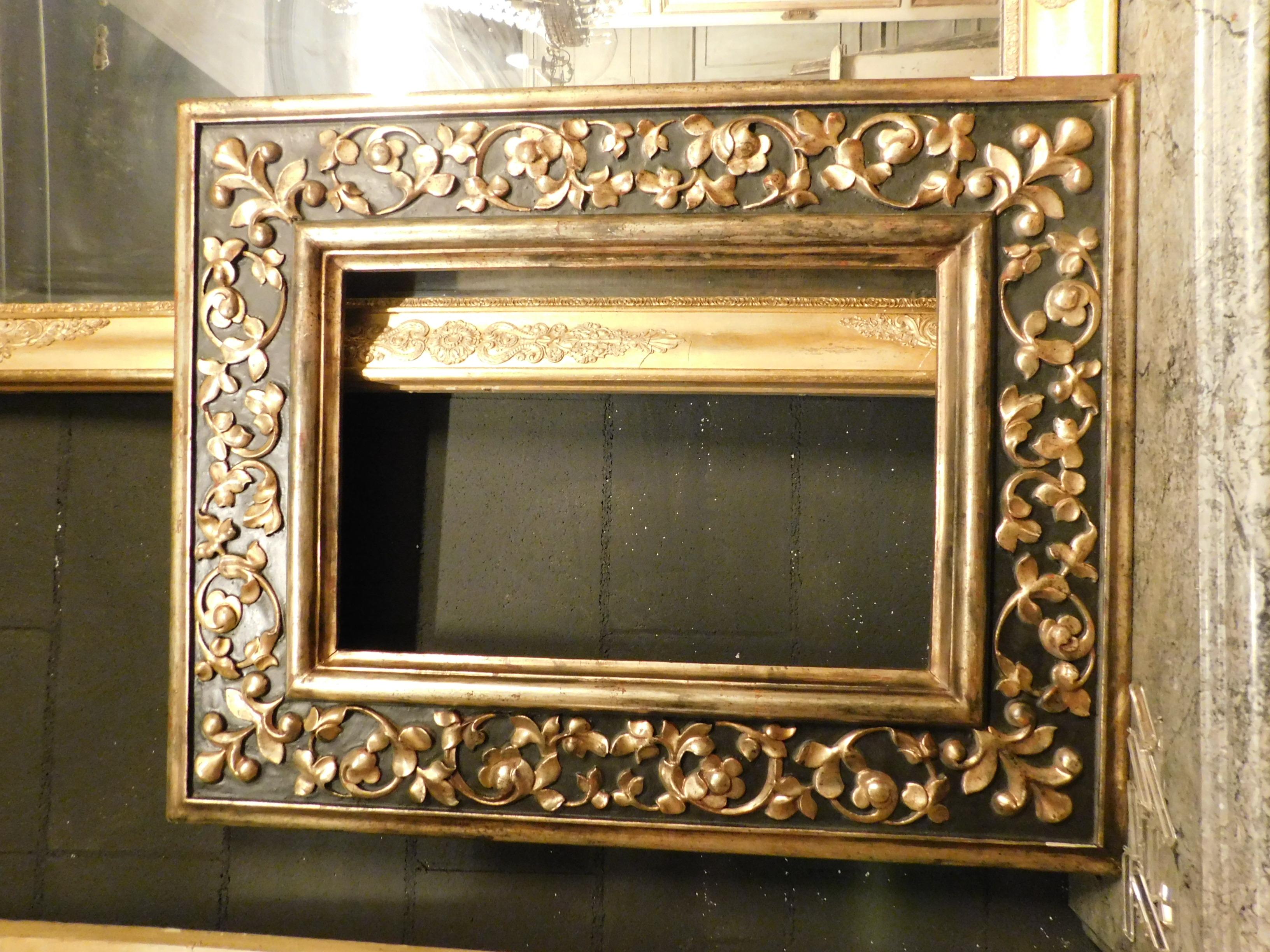 19th Century Antique Frame Carved and Decorated with Golden Floral Motifs In Good Condition In Cuneo, Italy (CN)