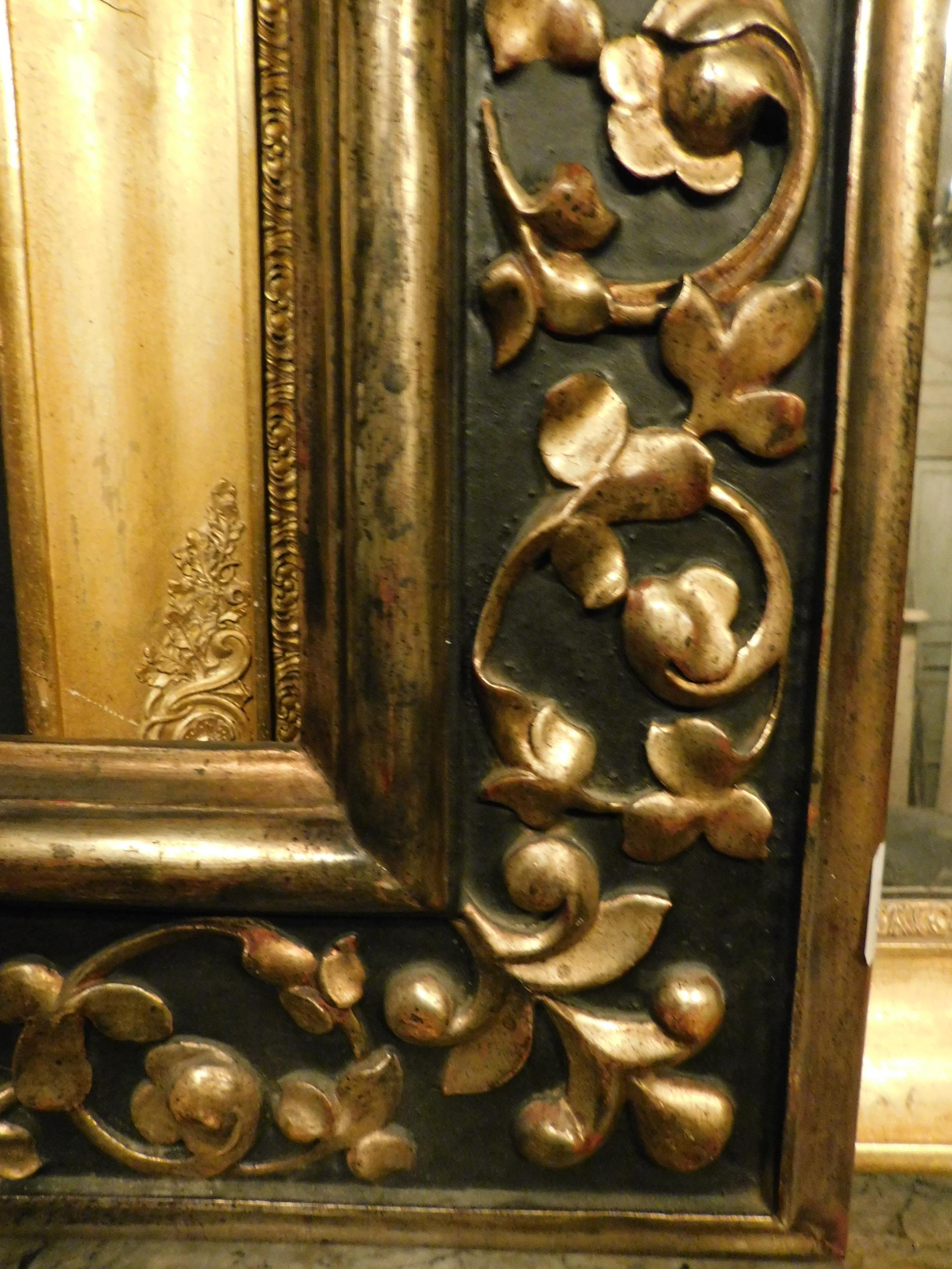 19th Century Antique Frame Carved and Decorated with Golden Floral Motifs 1
