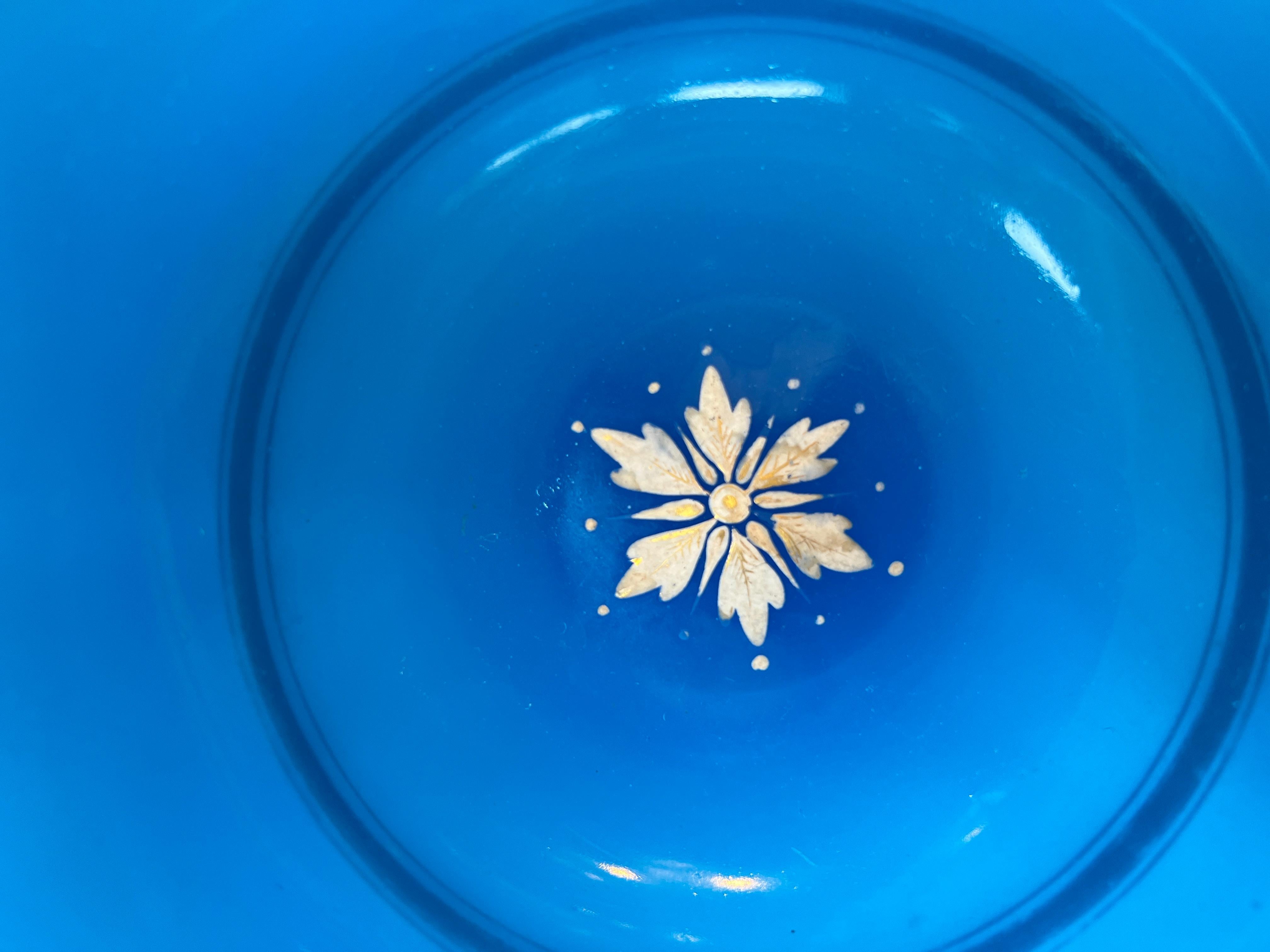 XIXe siècle Bol en verre émaillé bleu opalin français ancien du 19ème siècle en vente