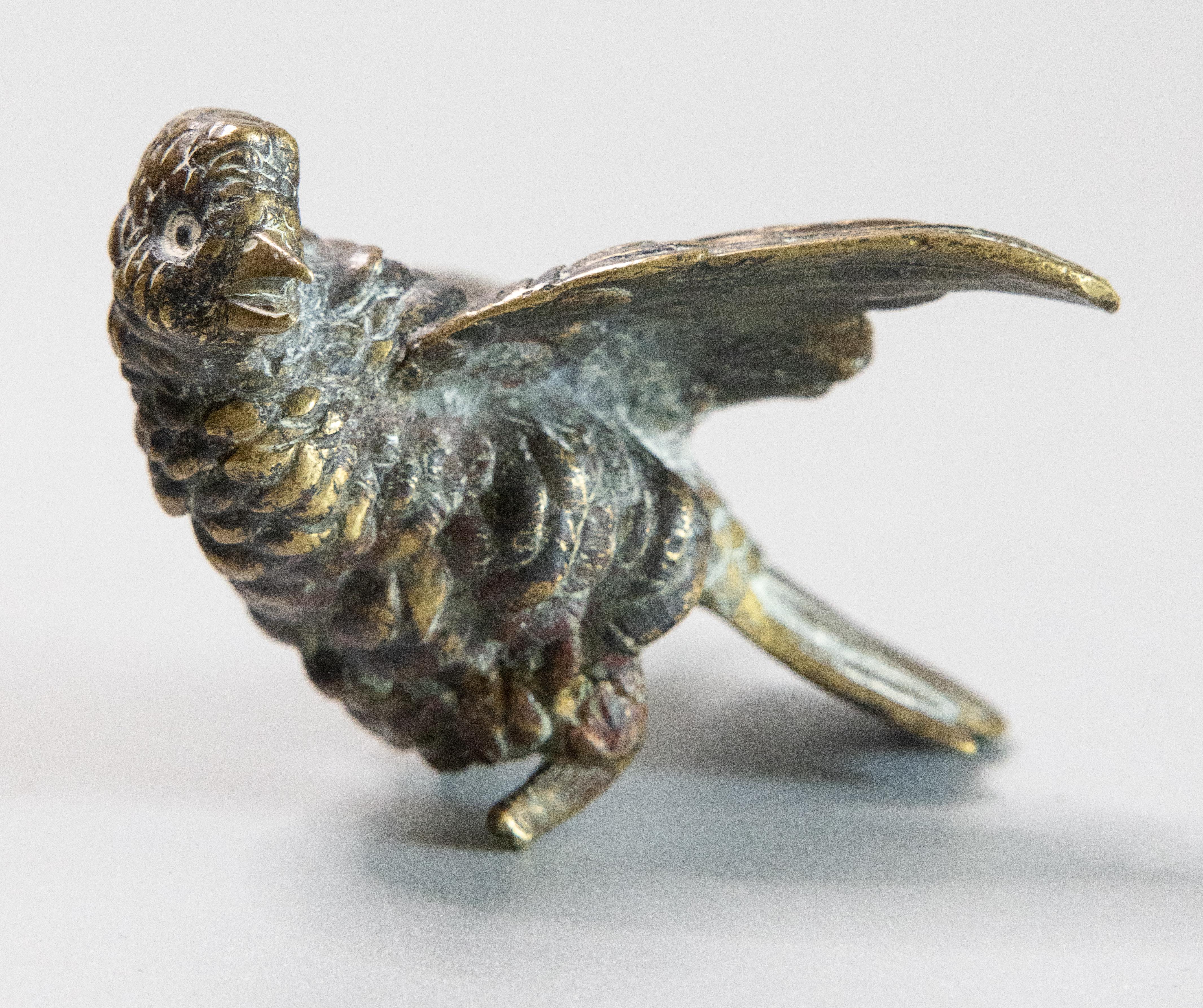 Un antico fermacarte/trofeo di caccia per uccelli del XIX secolo in bronzo cesellato e patinato. Proveniente da un collezionista francese.