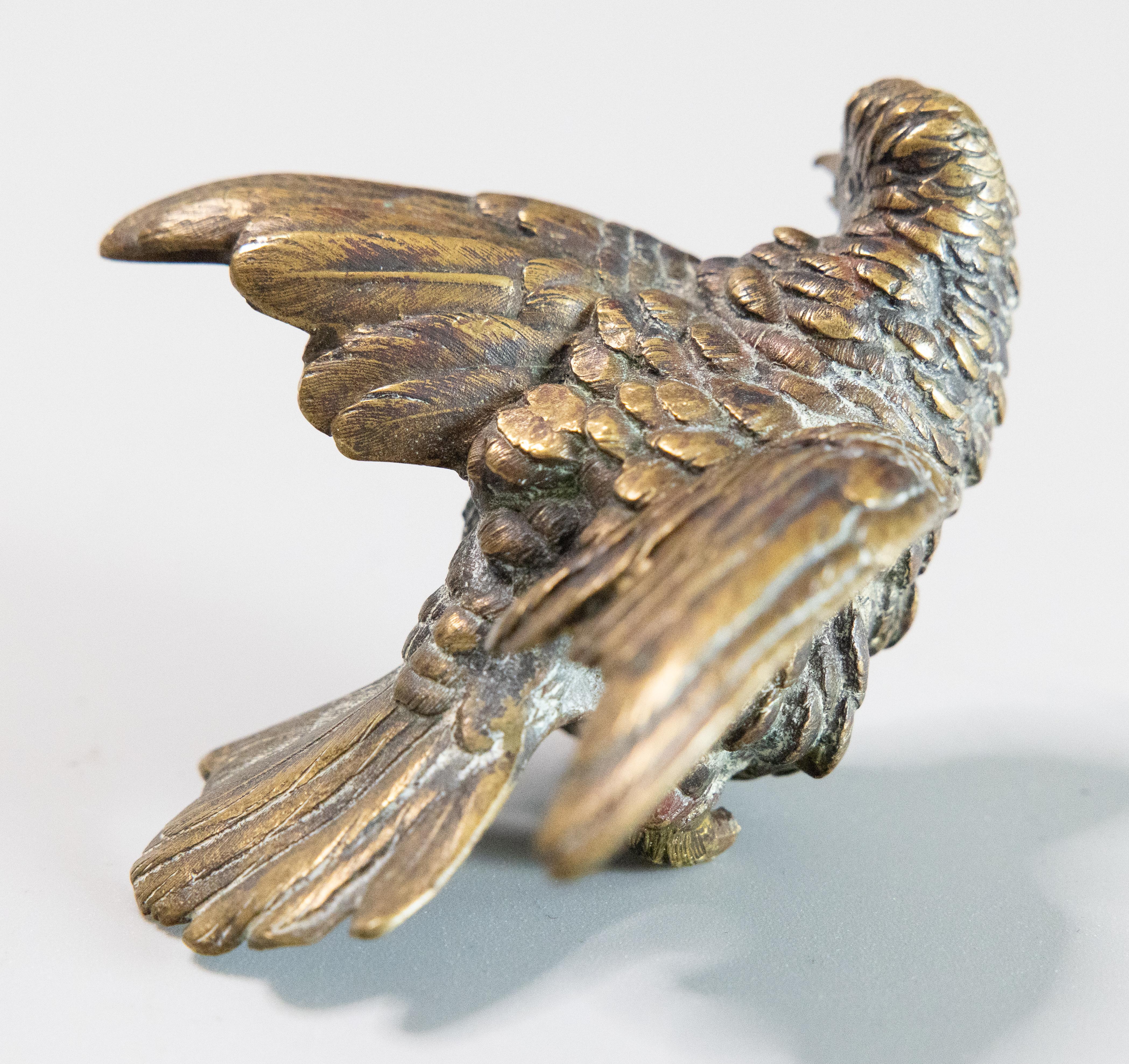 Francese Scultura fermacarte del 19° secolo in bronzo francese con uccello passerotto in vendita