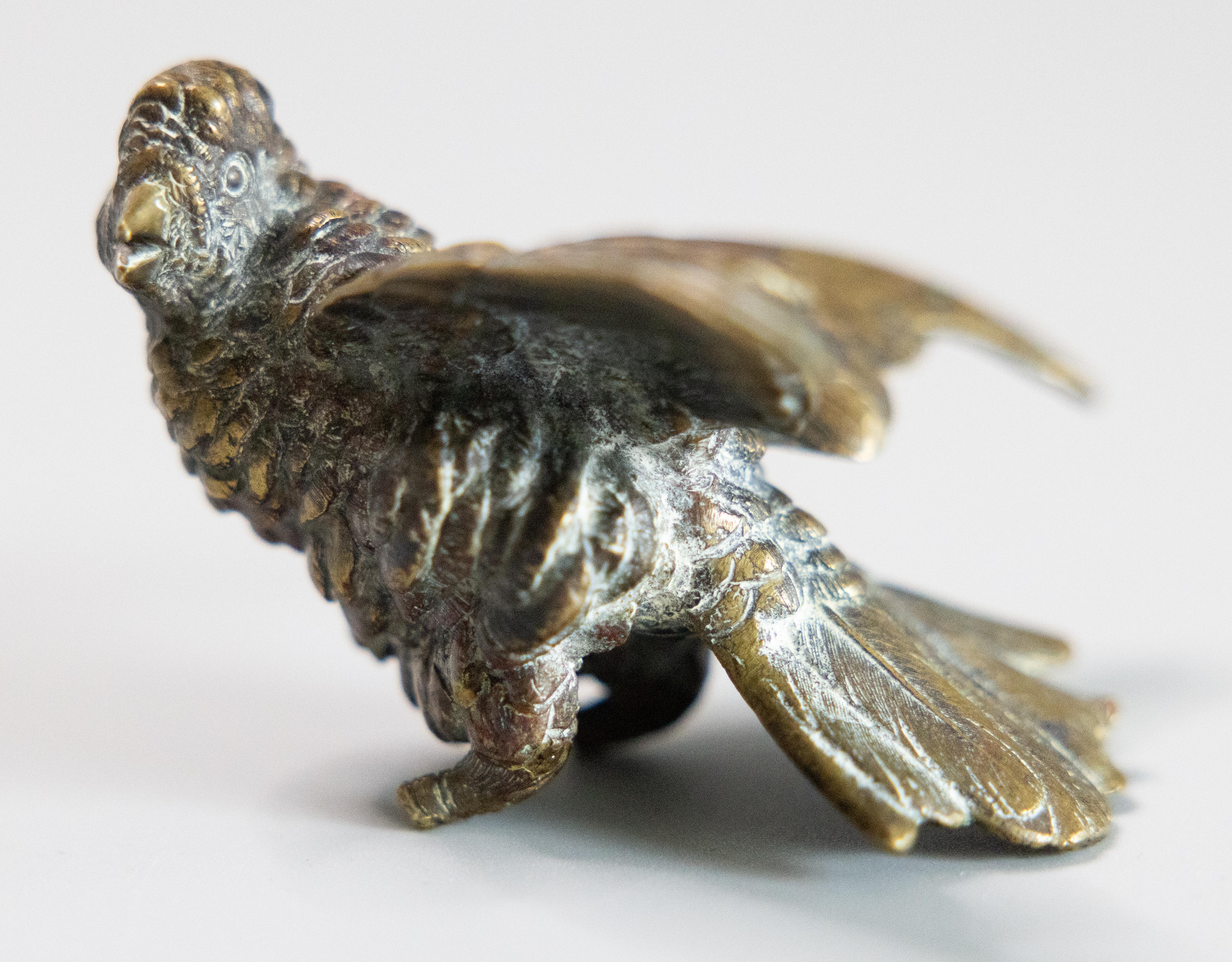 Calco Scultura fermacarte del 19° secolo in bronzo francese con uccello passerotto in vendita