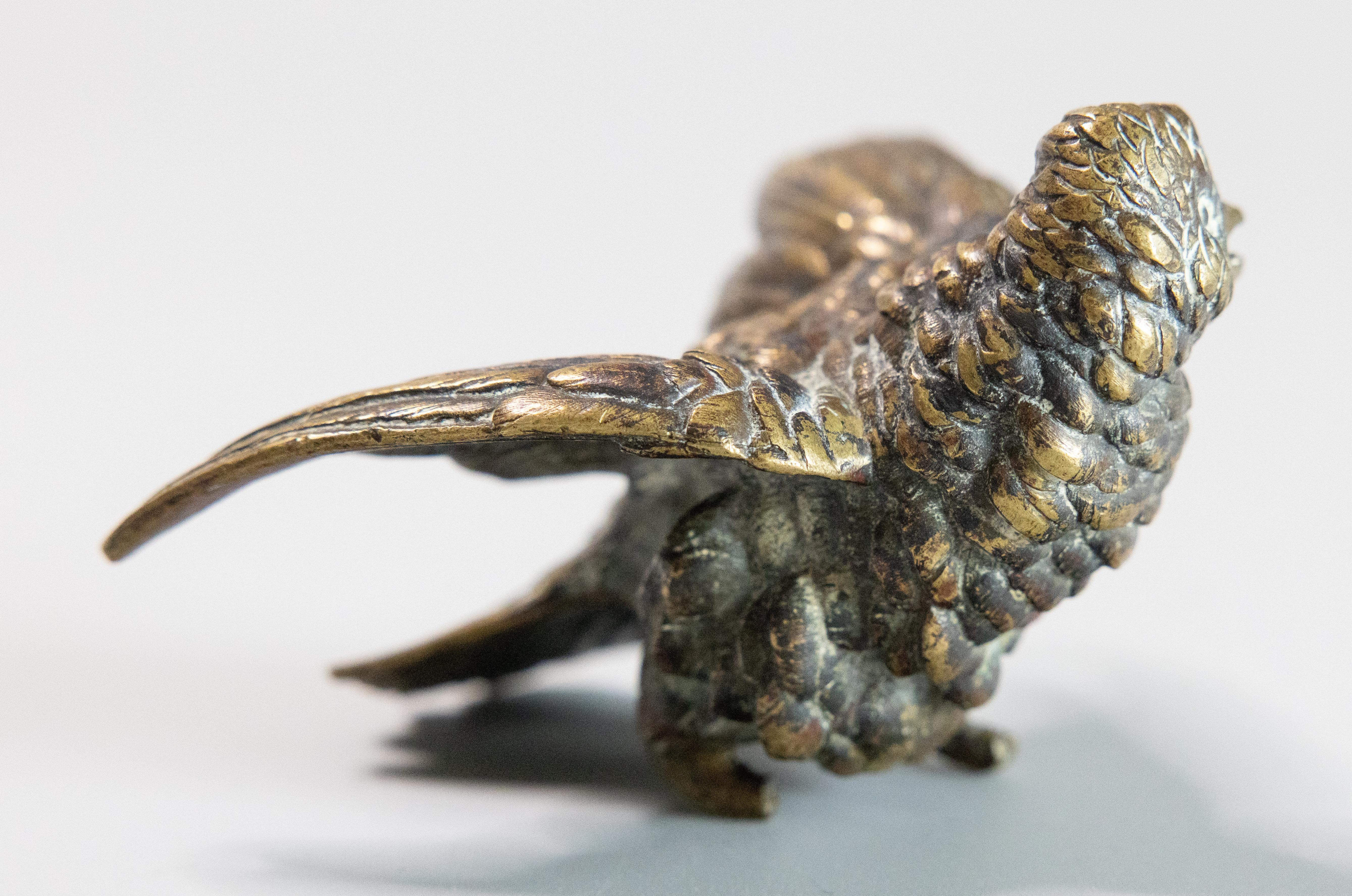 Scultura fermacarte del 19° secolo in bronzo francese con uccello passerotto In condizioni buone in vendita a Pearland, TX