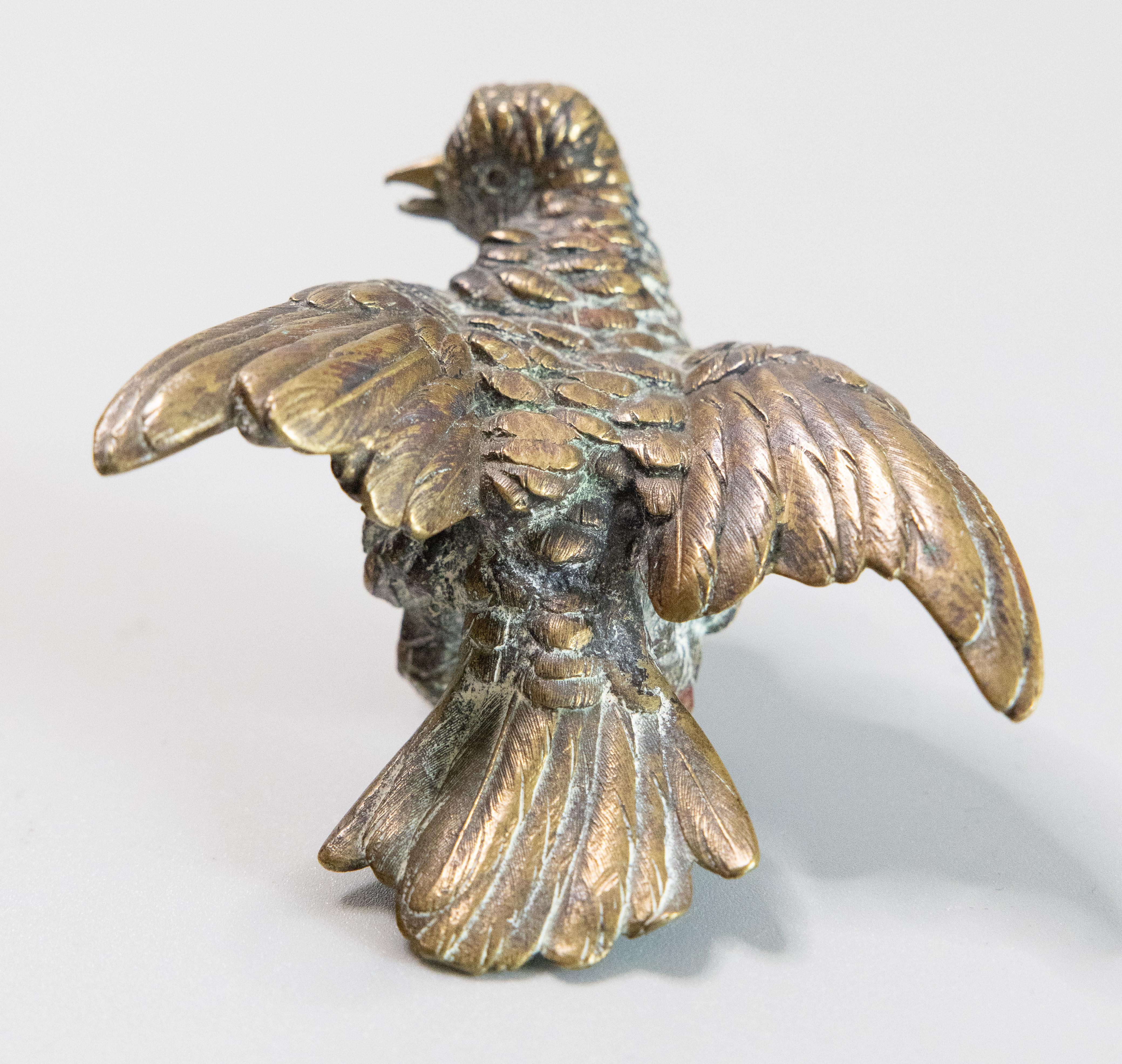 XIX secolo Scultura fermacarte del 19° secolo in bronzo francese con uccello passerotto in vendita