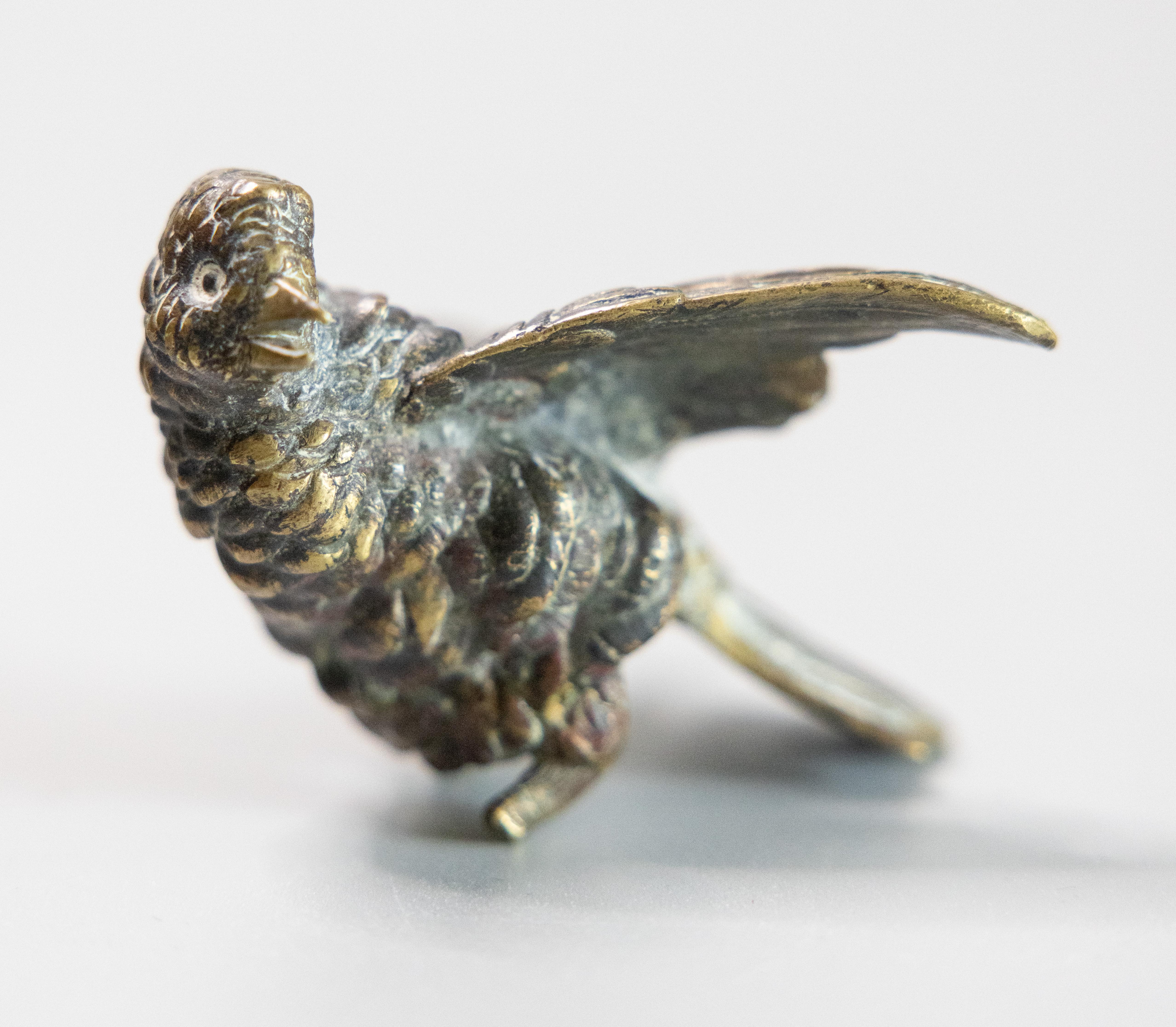 Bronzo Scultura fermacarte del 19° secolo in bronzo francese con uccello passerotto in vendita
