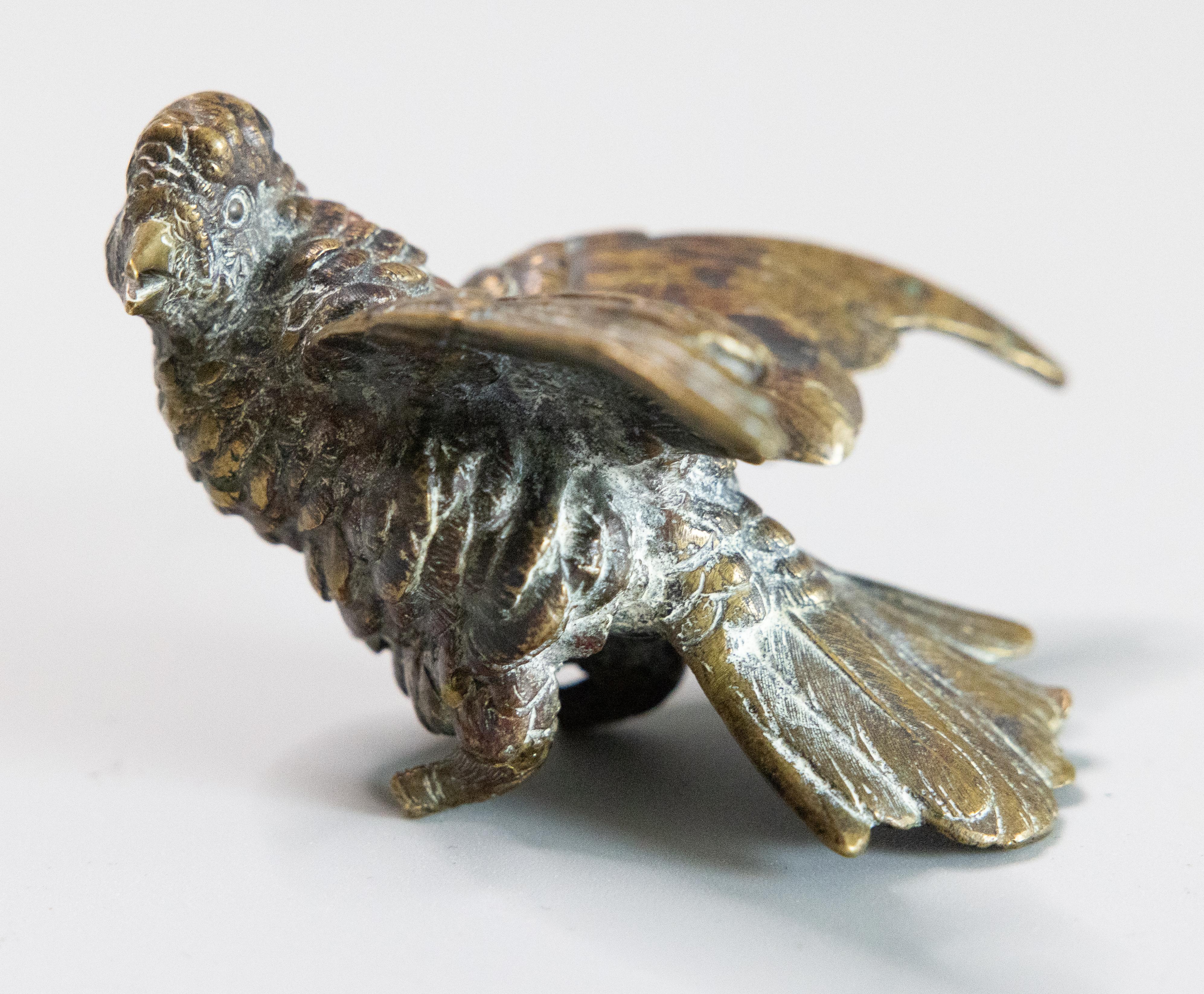 Scultura fermacarte del 19° secolo in bronzo francese con uccello passerotto in vendita 1