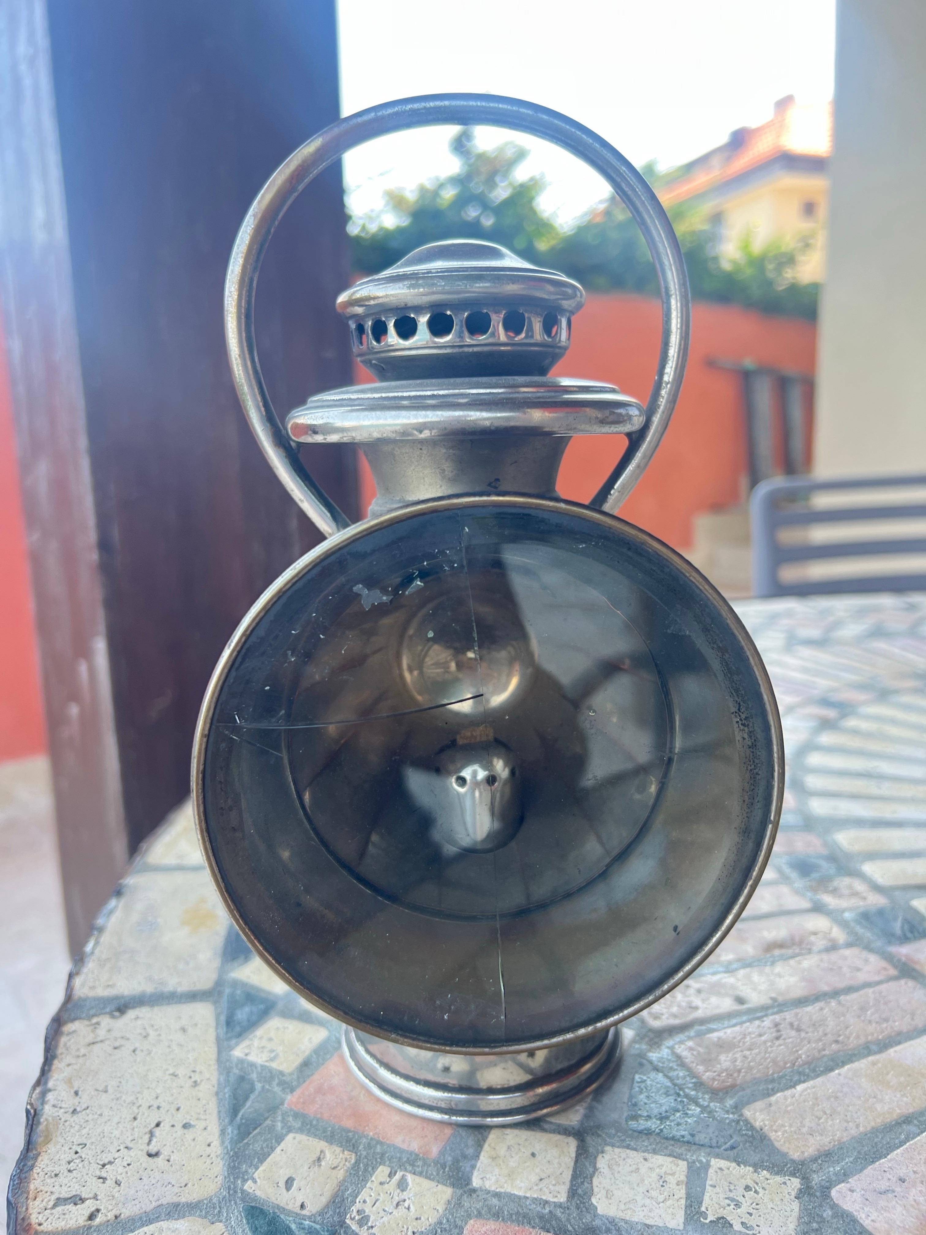 Antique French Carriage Lantern - Propiedad del presidente Émile Loubet - Lucien Veuillot, París

Estado: Auténtico, con una grieta en el cristal delantero, pero todavía estable. 
Excelente procedencia

Este raro farol de carruaje francés antiguo es