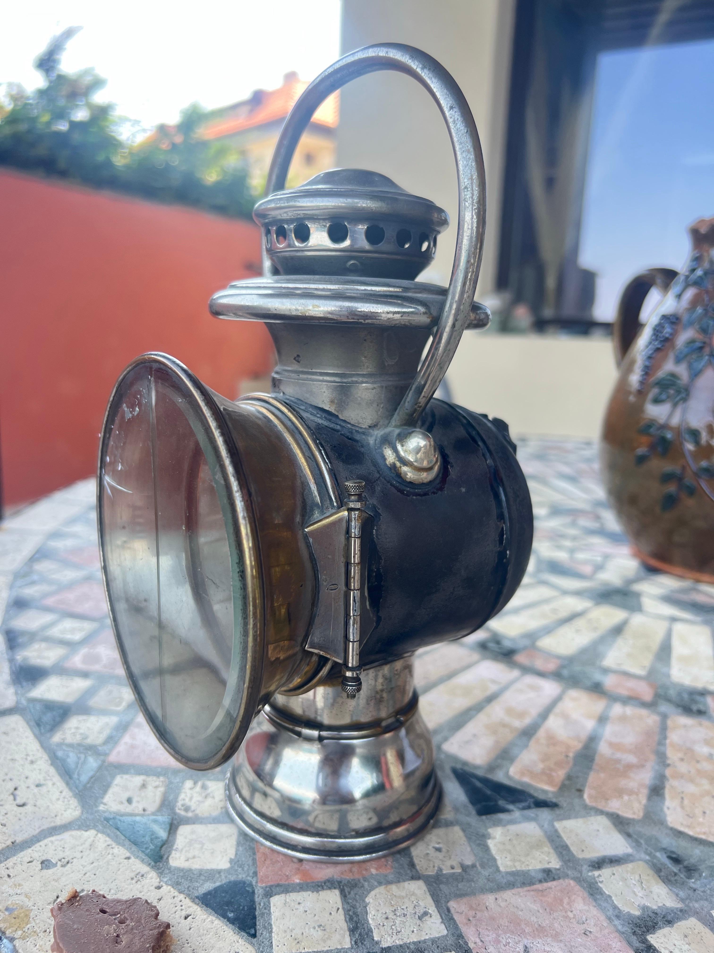 Antiguo farol de carruaje francés del siglo XIX, propiedad del presidente Émile Loubet en Bueno estado para la venta en Sofia, BG
