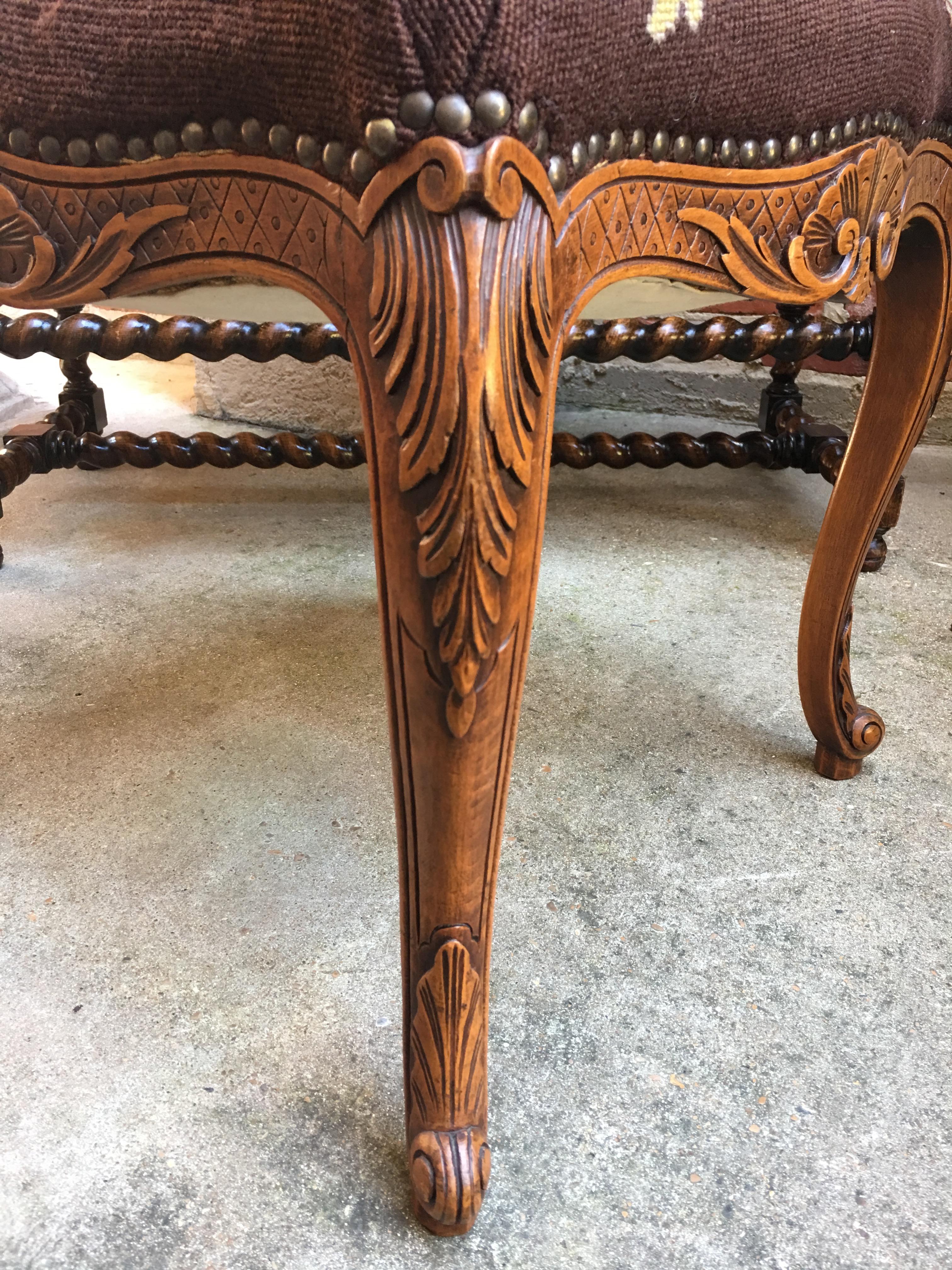 Français ancien  Banc de tabouret Louis XV, tapisserie florale, aiguille en chêne sculpté, vers 1890 5