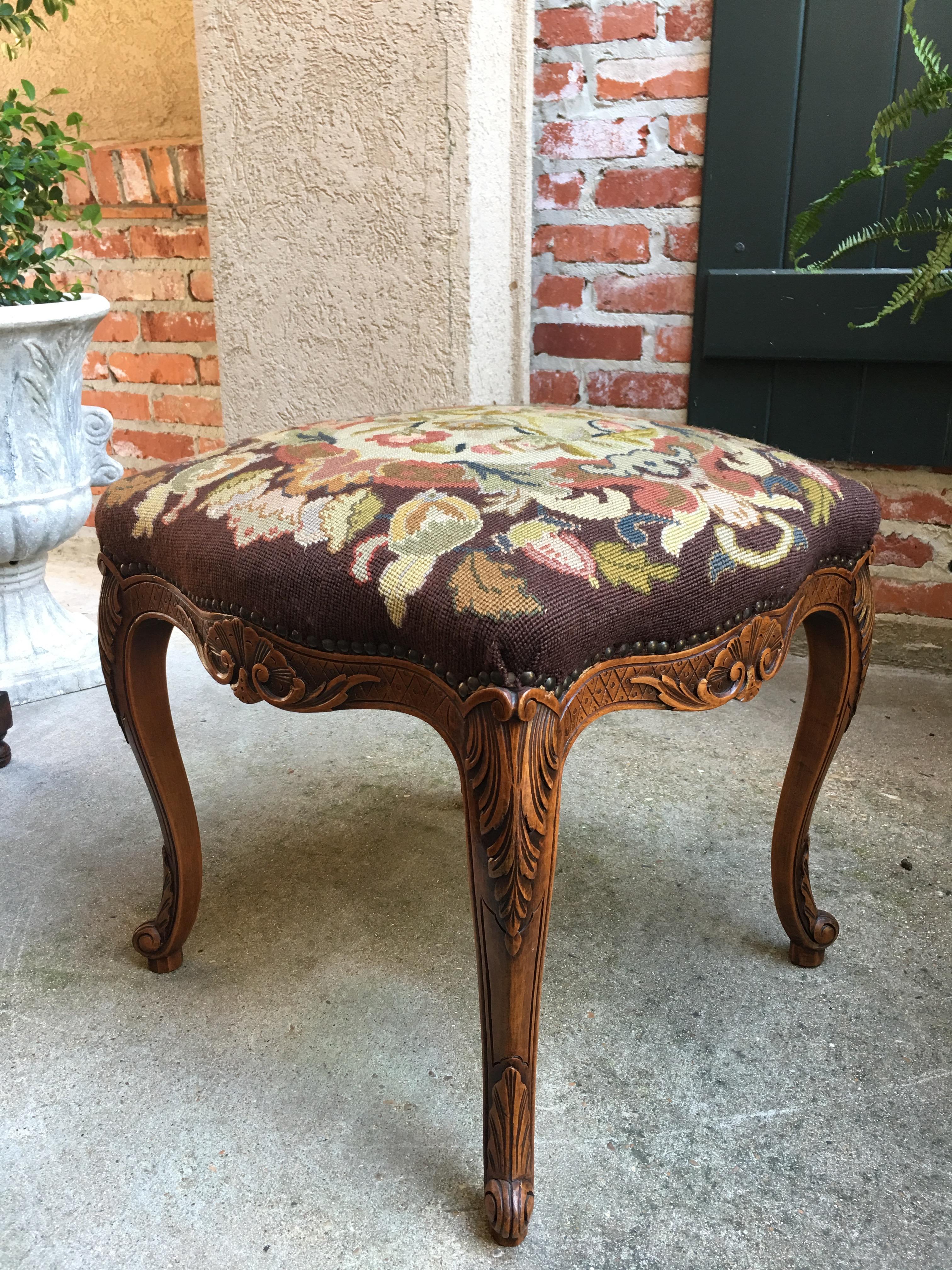 Ancien tabouret banc en chêne sculpté Louis XV Tapisserie à l'aiguille

~En direct de France
~L'un des nombreux tabourets et bancs anciens de notre dernier conteneur.
~Superbe meuble français de style Louis XV avec pieds en cabriole et tablier