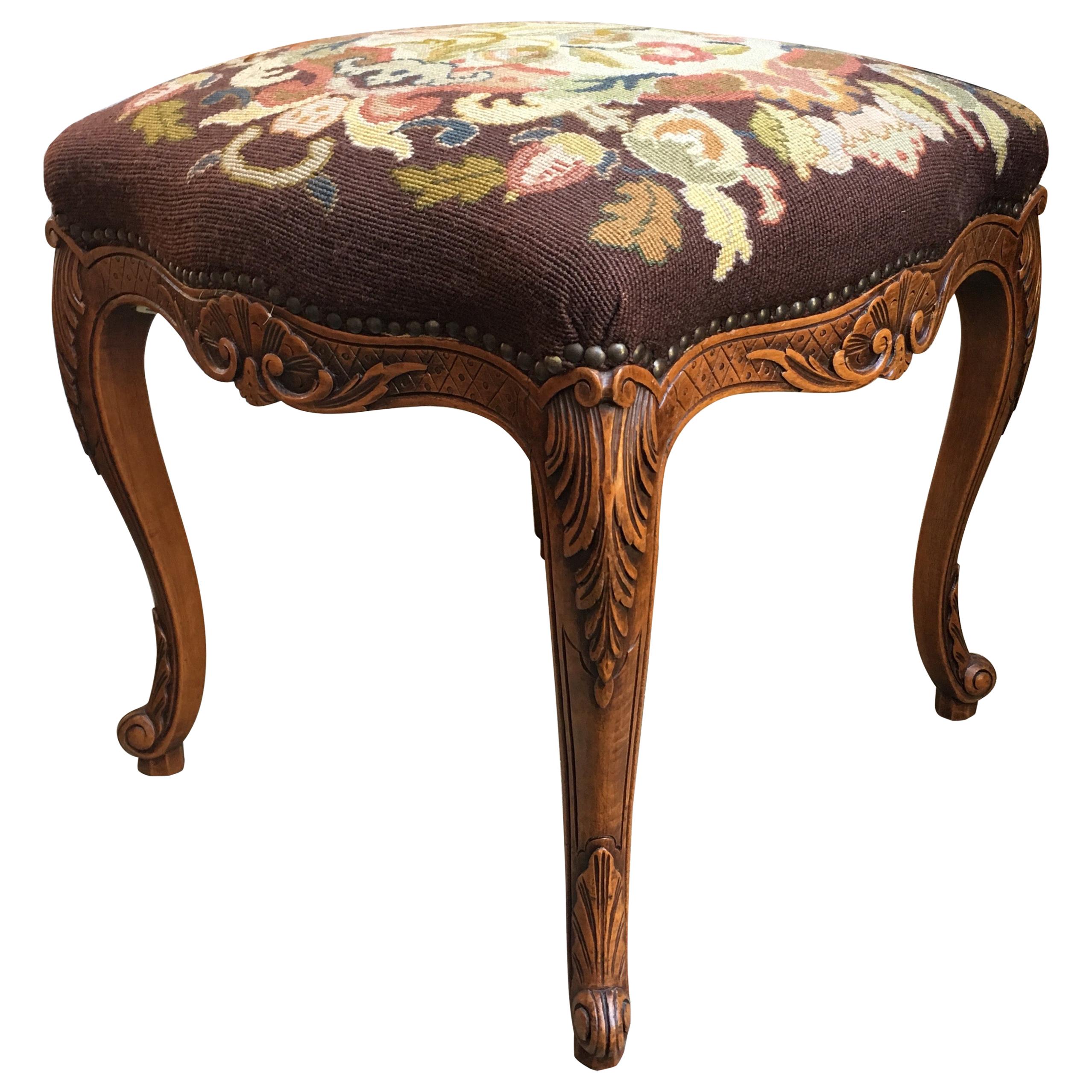 Français ancien  Banc de tabouret Louis XV, tapisserie florale, aiguille en chêne sculpté, vers 1890