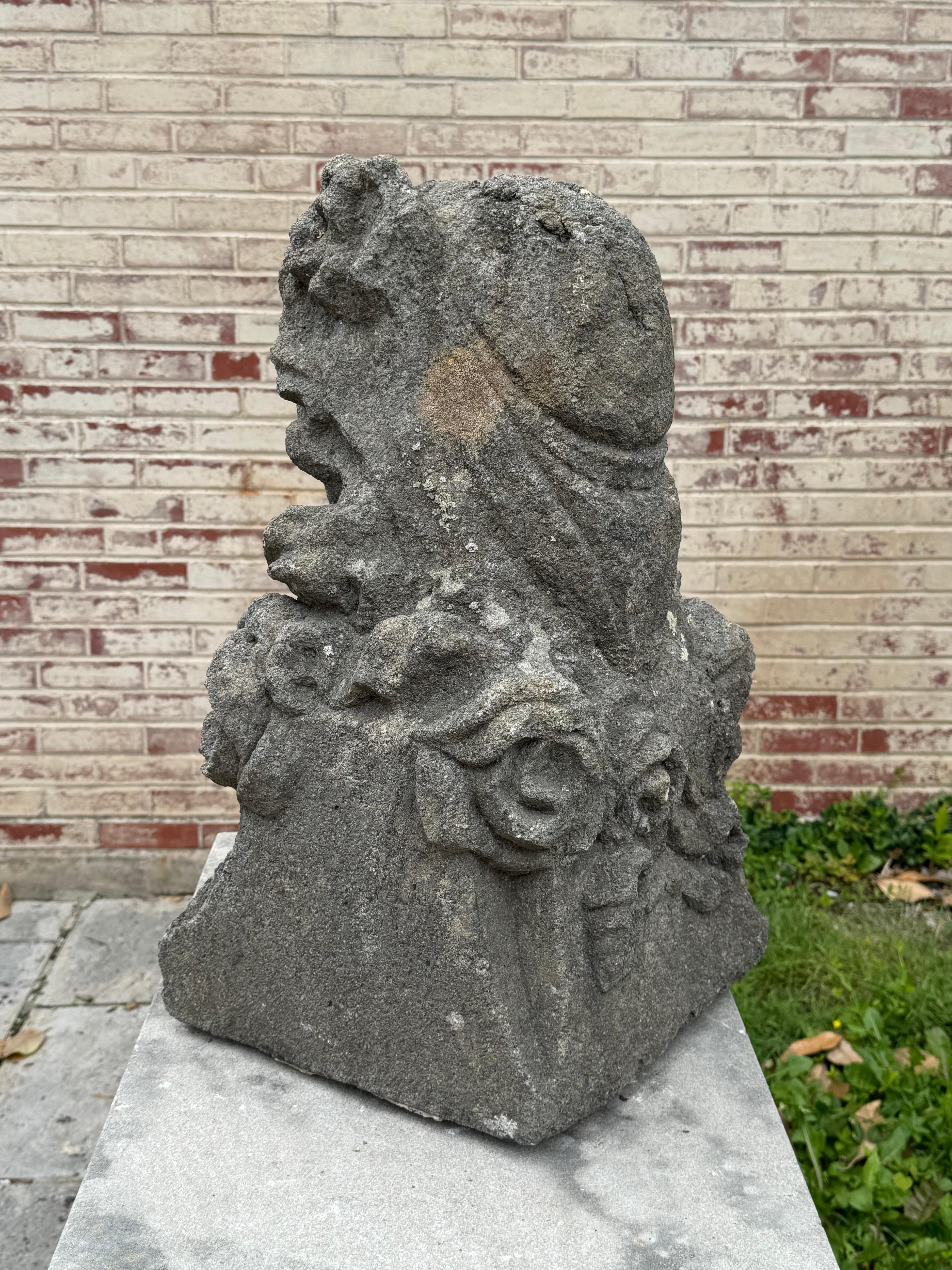 Siglo XIX Antique French Busto femenino tallado en piedra arenisca Escultura de jardín Estatua en venta 3